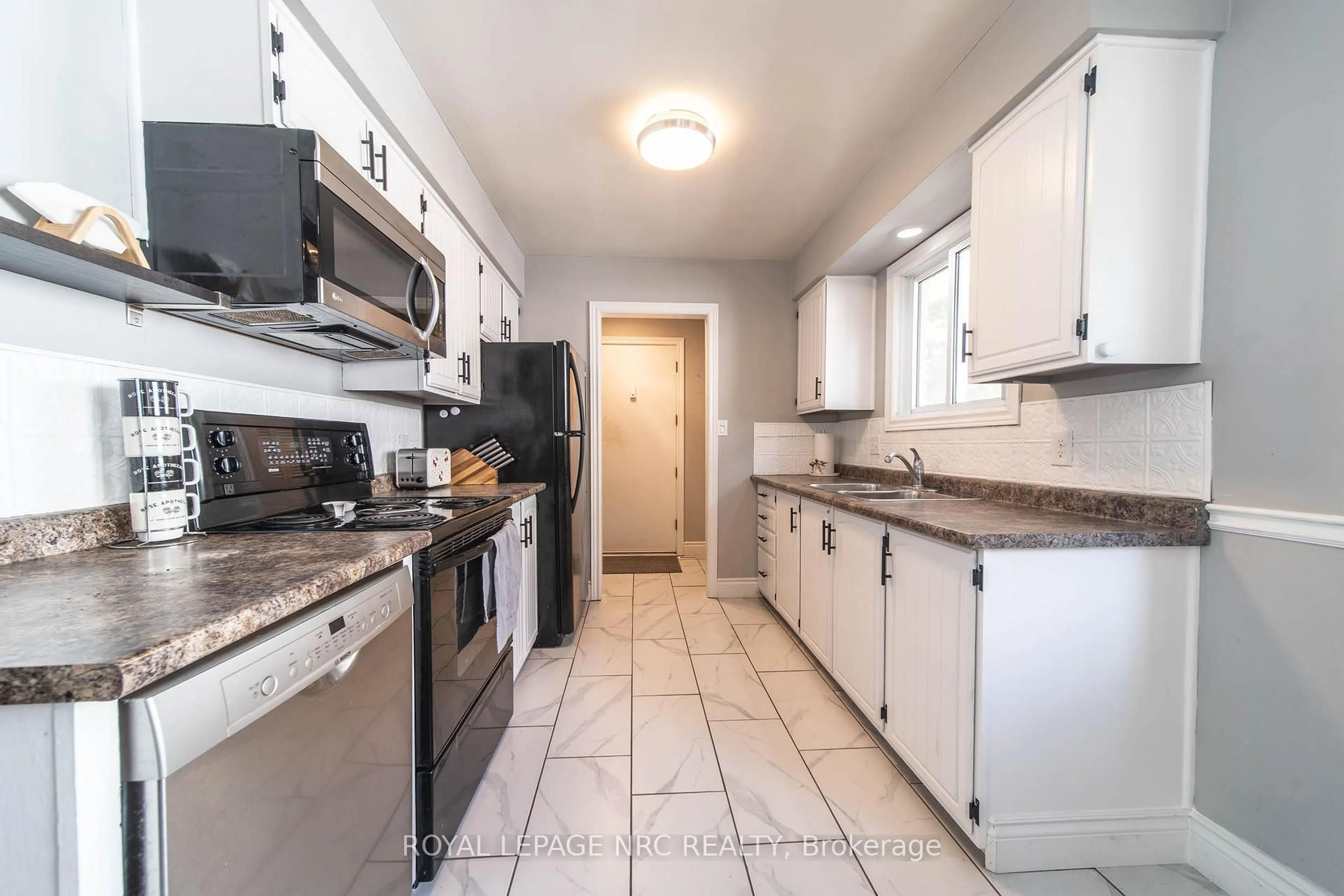 Standard kitchen, ceramic/tile floor for 4228 York Dr, Niagara Falls Ontario L2E 6Y4