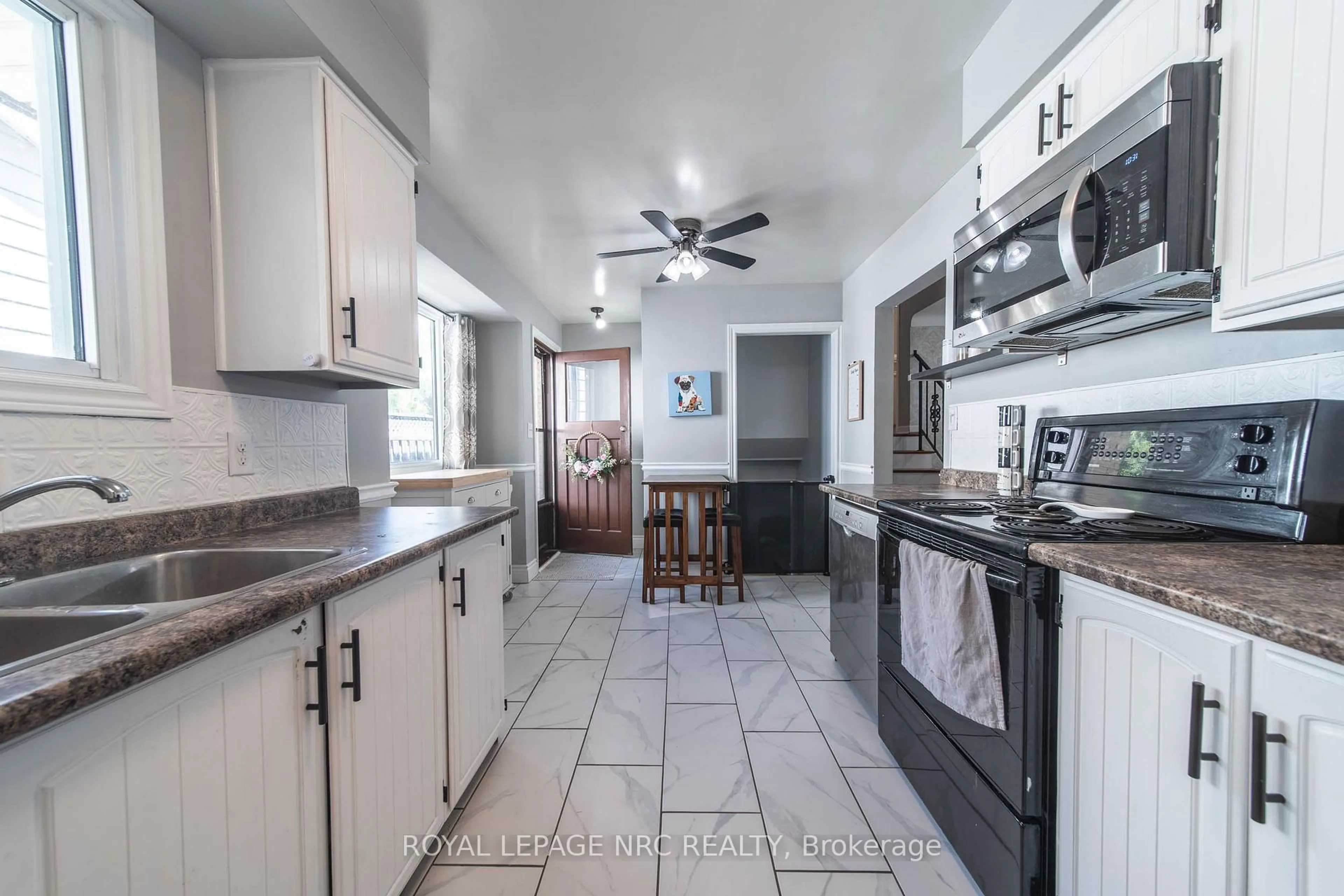 Open concept kitchen, ceramic/tile floor for 4228 York Dr, Niagara Falls Ontario L2E 6Y4