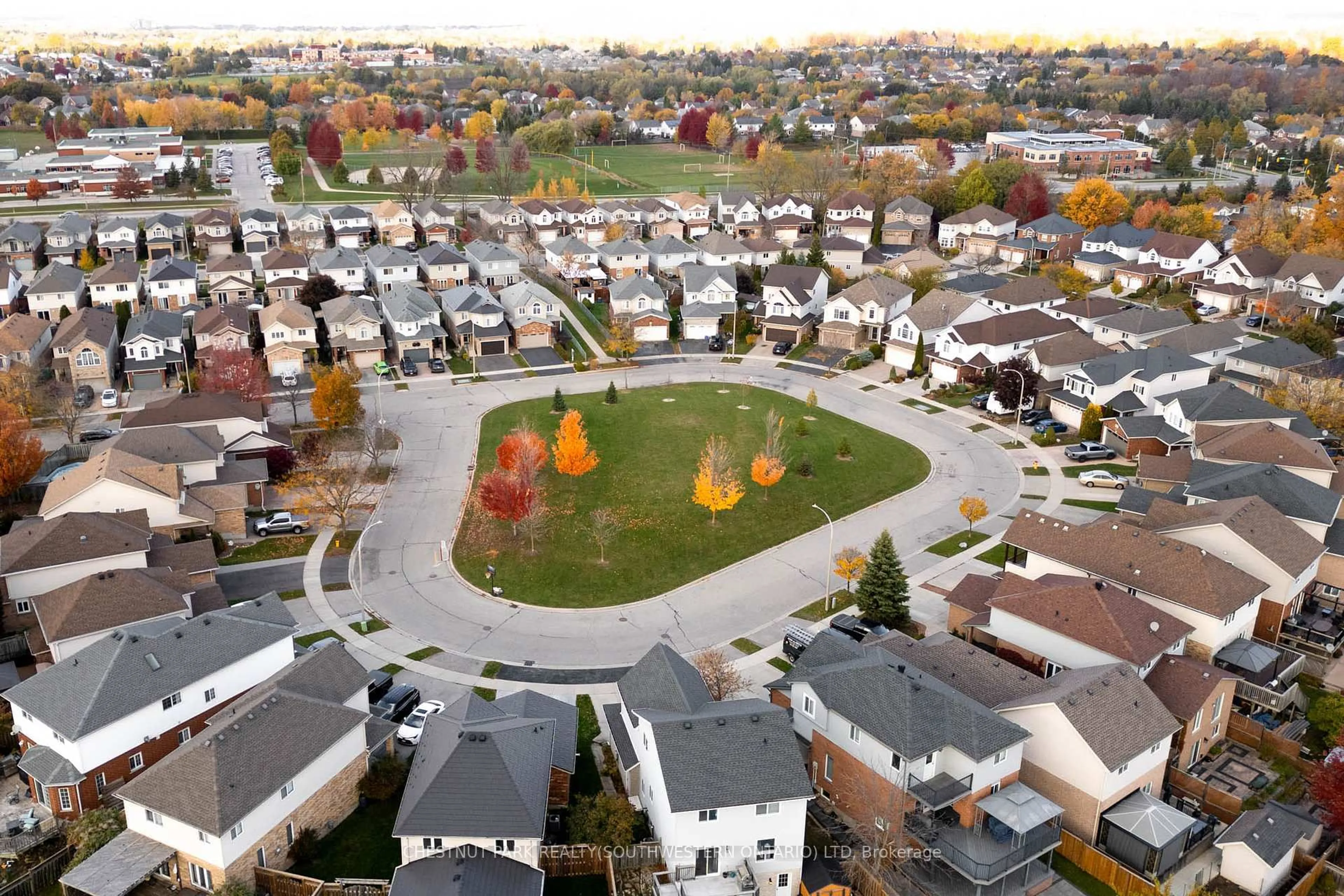 A pic from outside/outdoor area/front of a property/back of a property/a pic from drone, street for 38 Heatherwood Pl, Kitchener Ontario N2N 3P4
