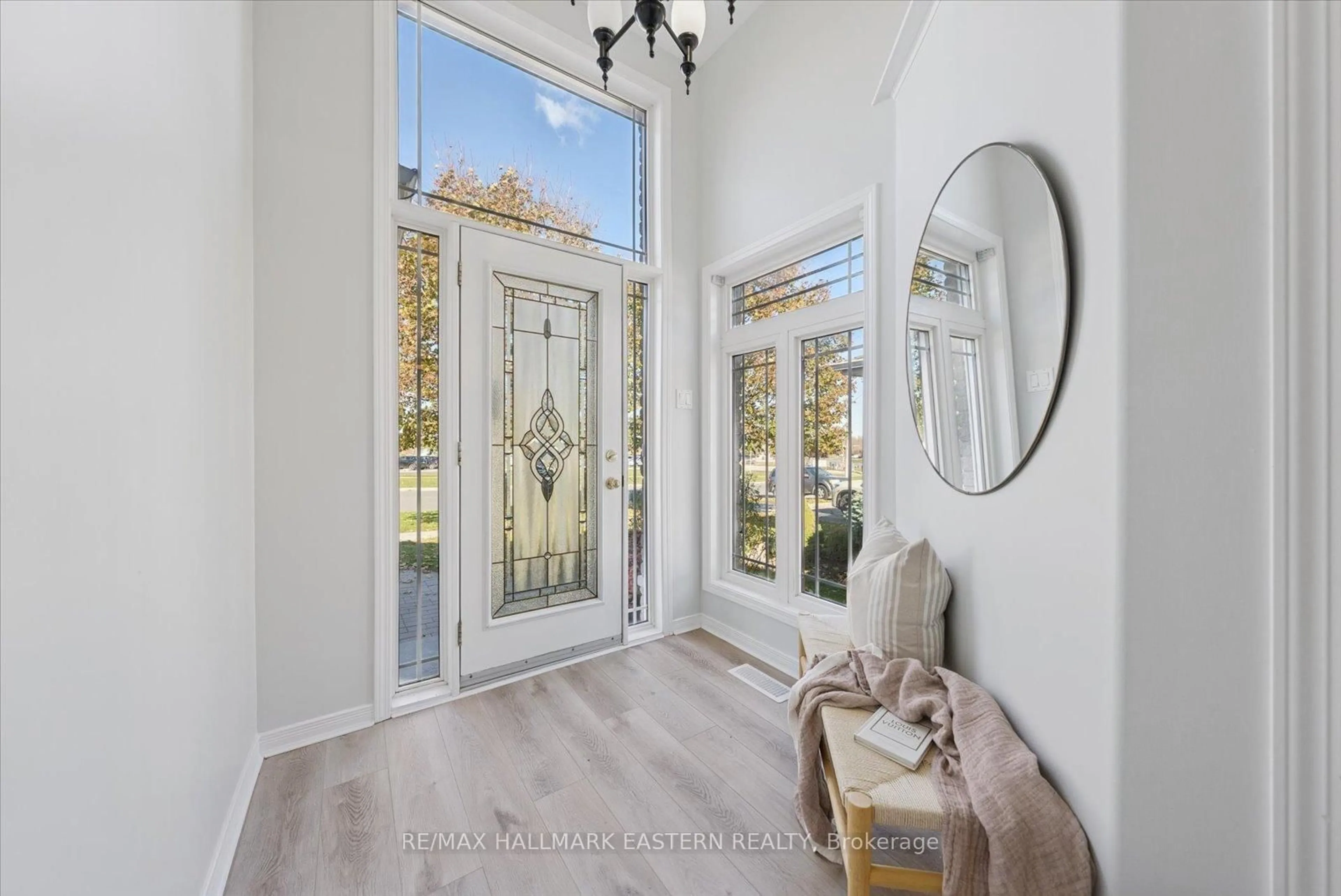 Indoor entryway for 2431 Marsdale Dr, Peterborough Ontario K9L 1Z3