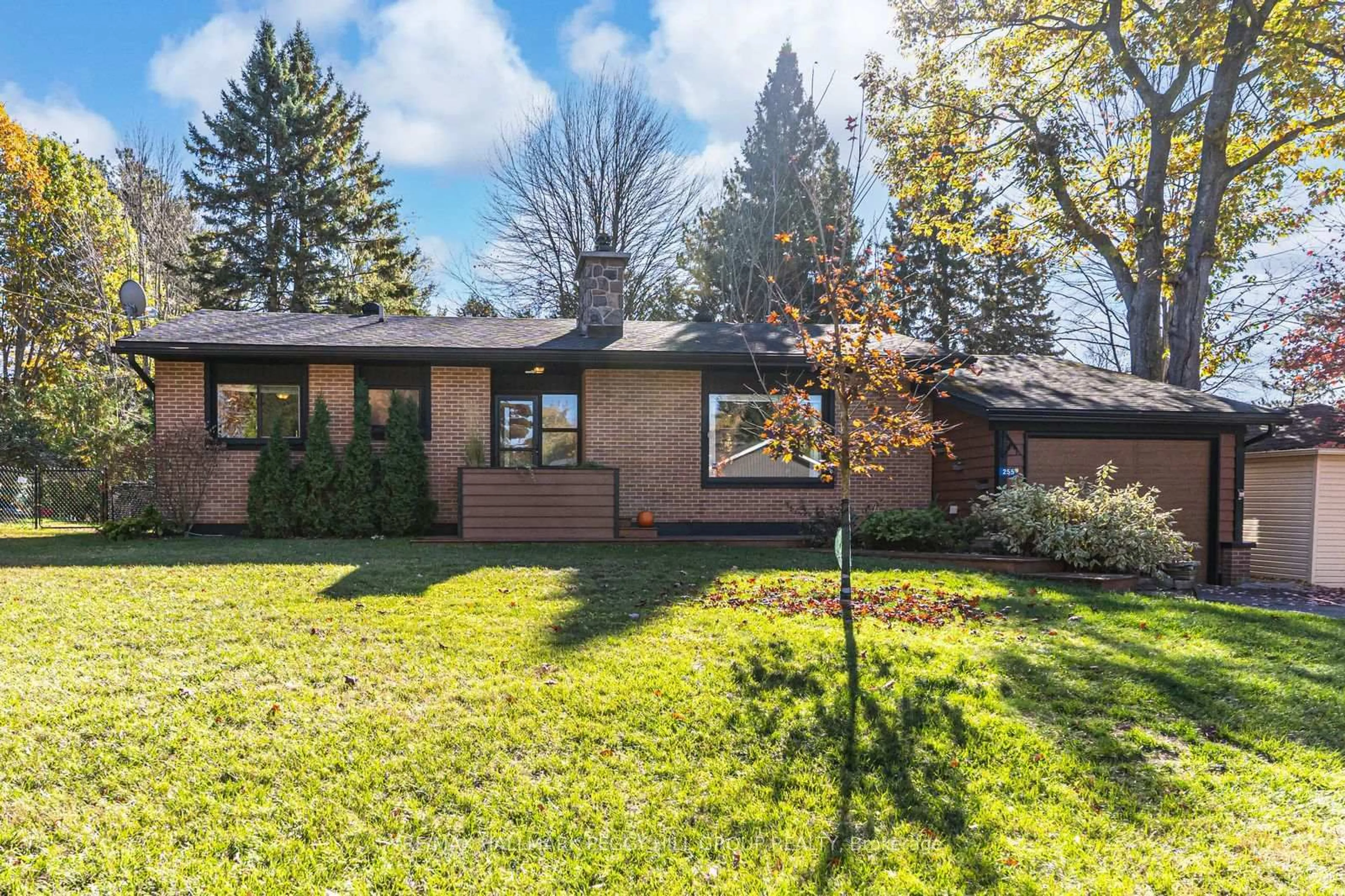 Home with brick exterior material, street for 255 Fraser St, Gravenhurst Ontario P1P 1C9