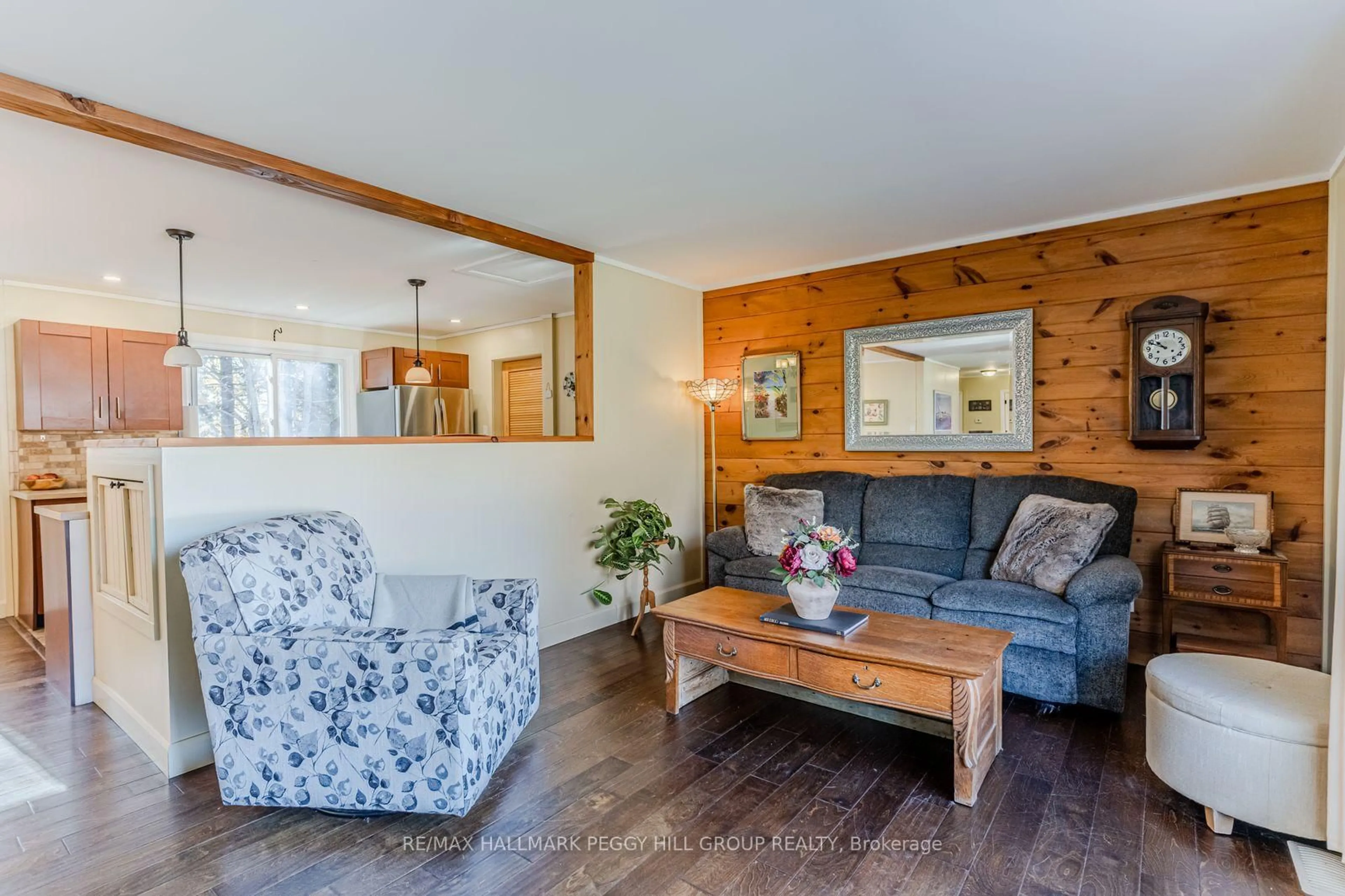 Living room with furniture, wood/laminate floor for 255 Fraser St, Gravenhurst Ontario P1P 1C9