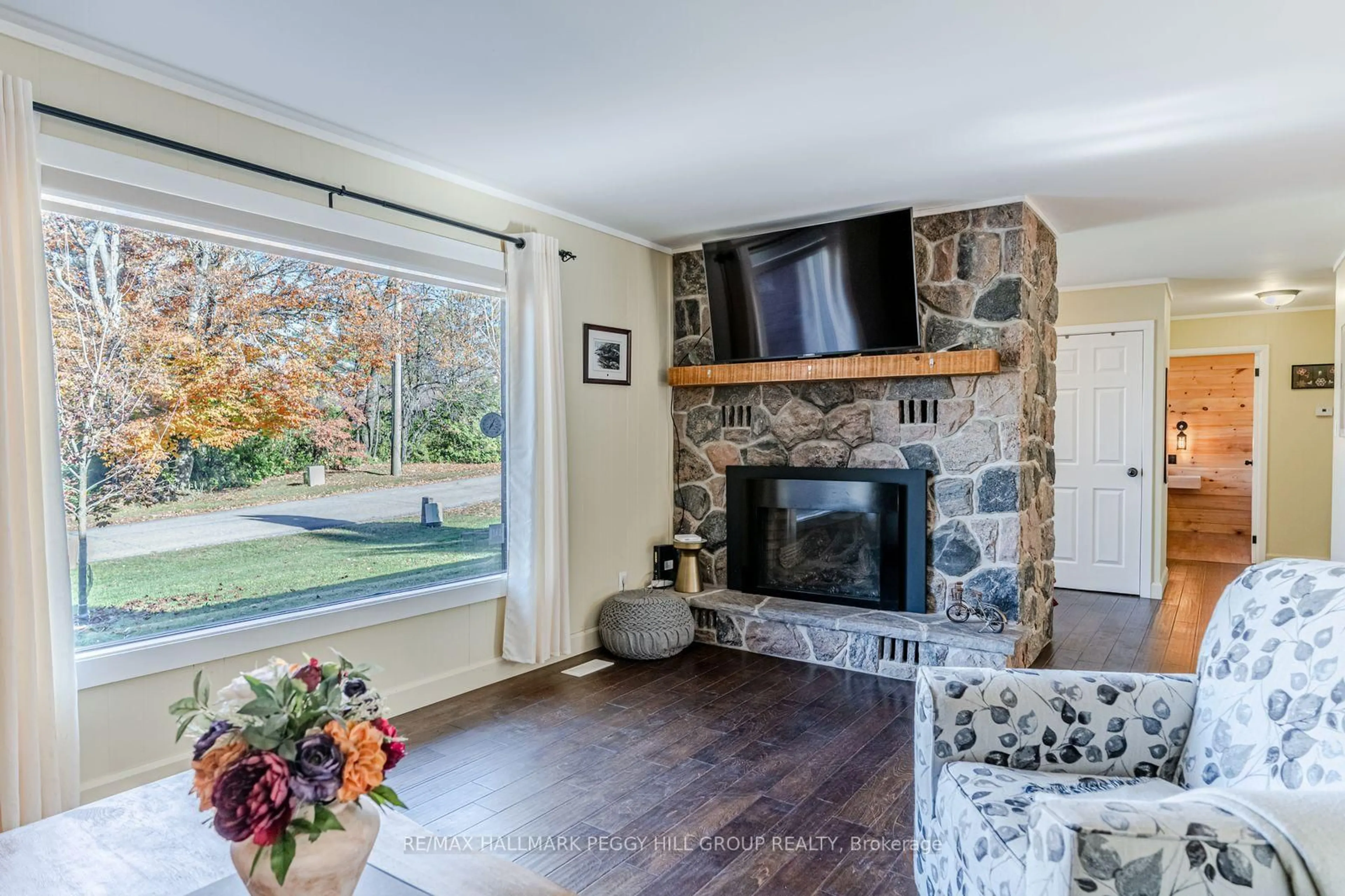 Living room with furniture, unknown for 255 Fraser St, Gravenhurst Ontario P1P 1C9