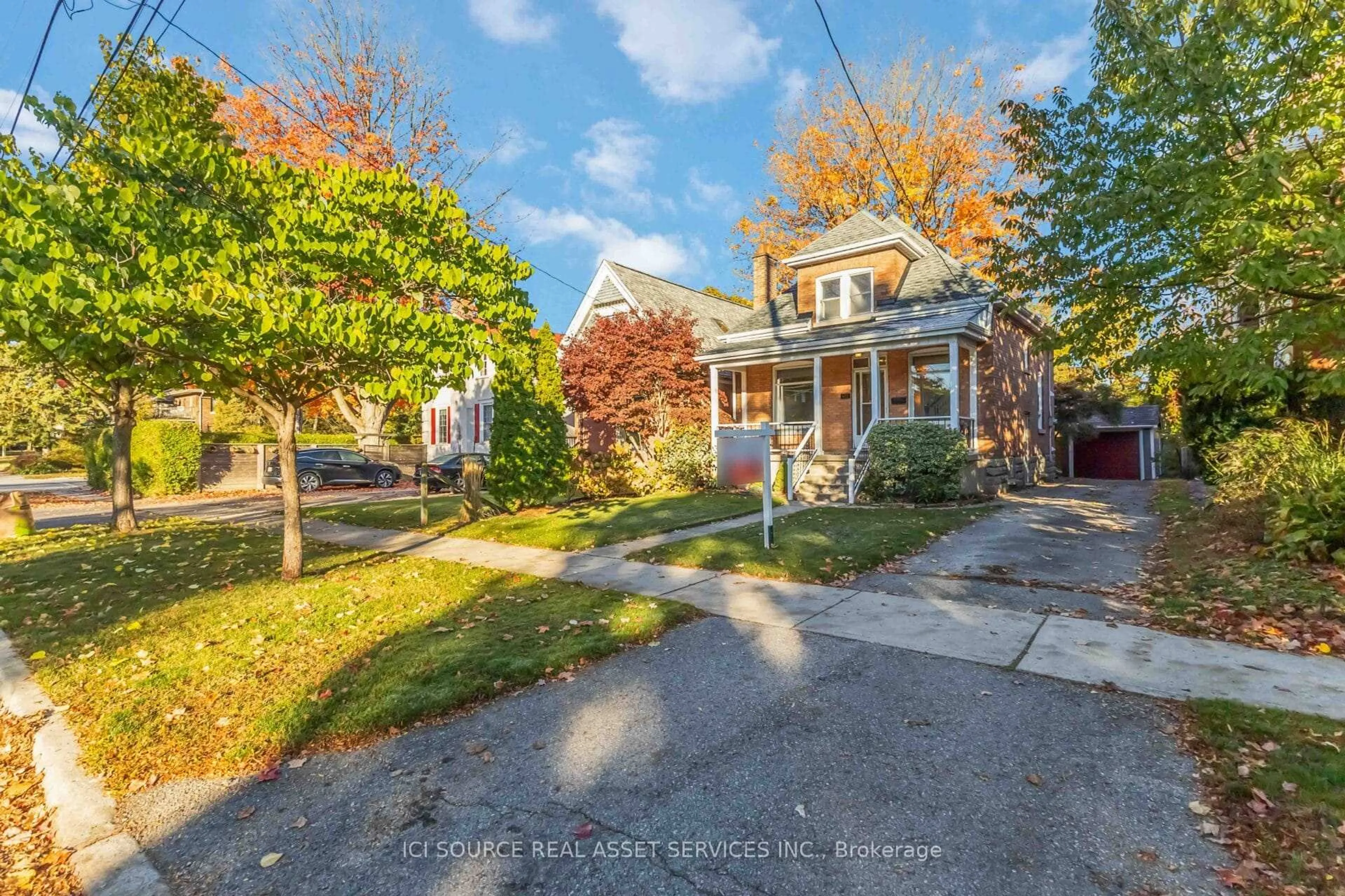 A pic from outside/outdoor area/front of a property/back of a property/a pic from drone, street for 412 Grosvenor St, London East Ontario N5Y 3S4