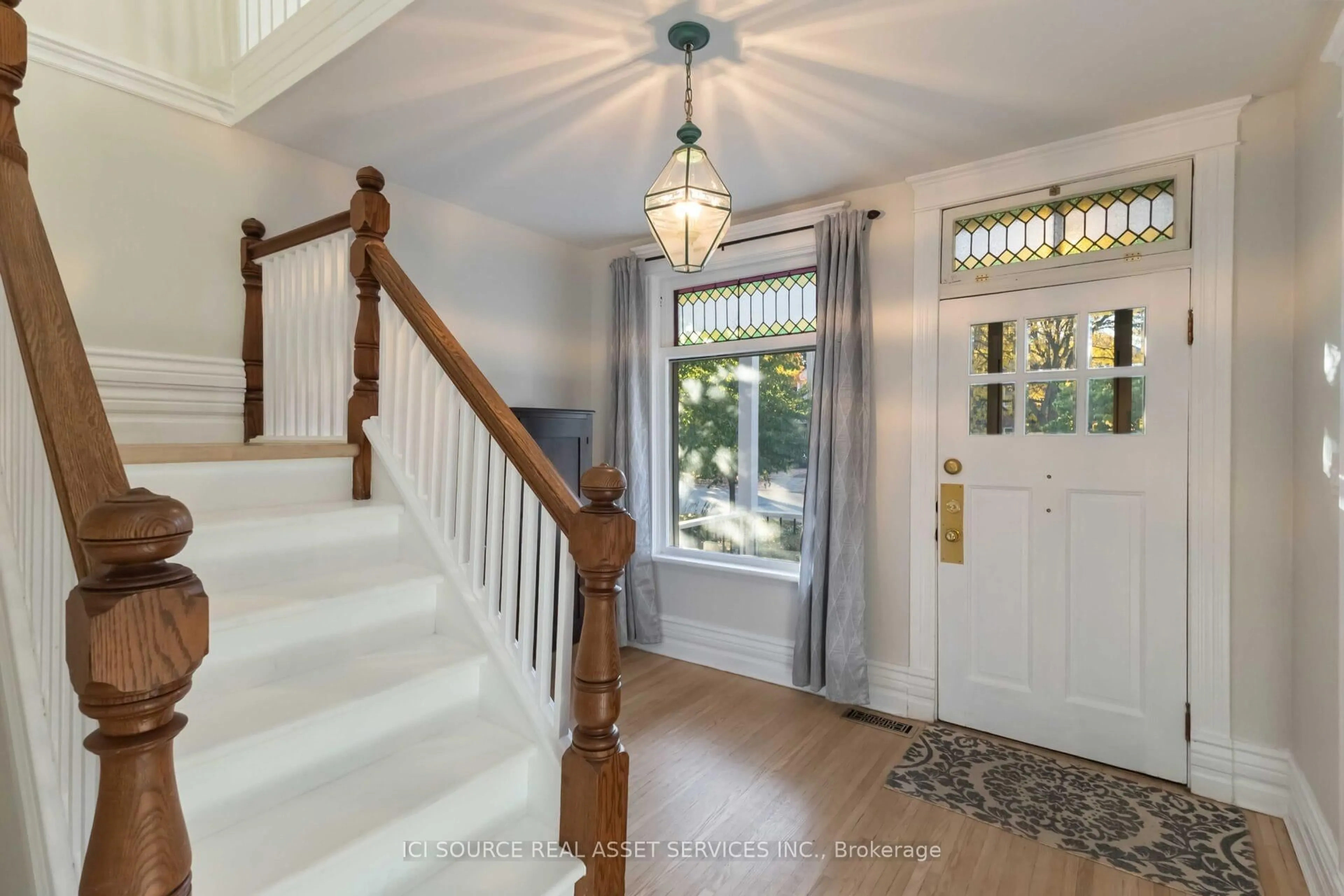 Indoor entryway for 412 Grosvenor St, London East Ontario N5Y 3S4