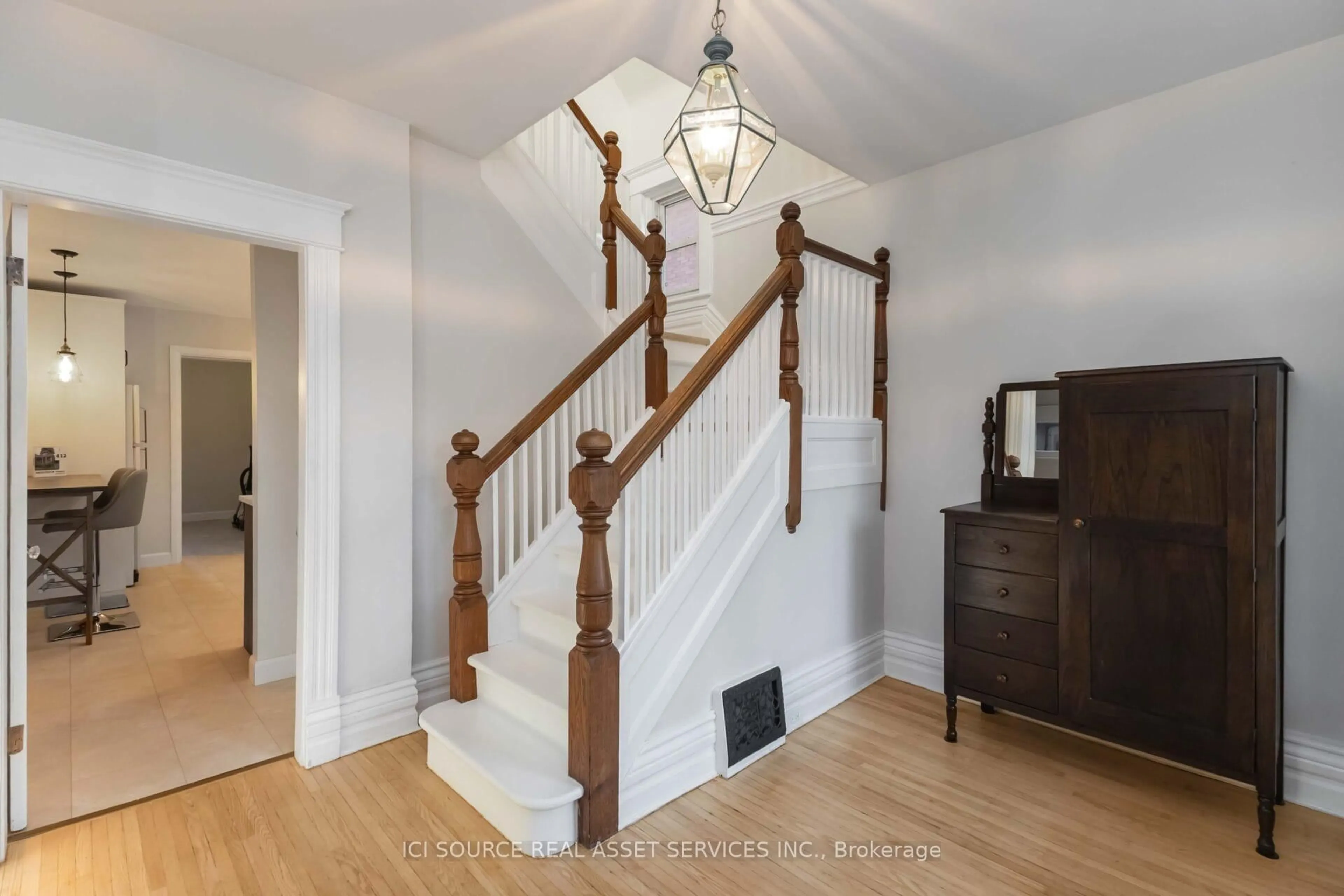 Unknown for 412 Grosvenor St, London East Ontario N5Y 3S4