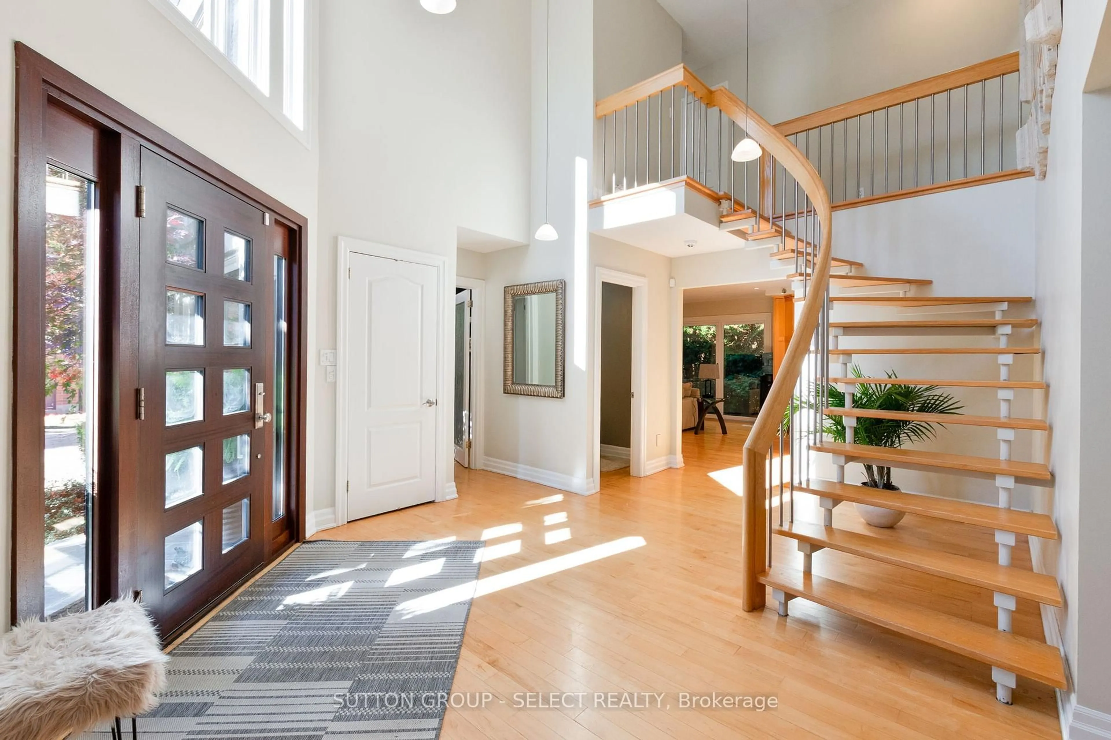 Indoor entryway for 1 Shavian Crt, London North Ontario N6G 3G9