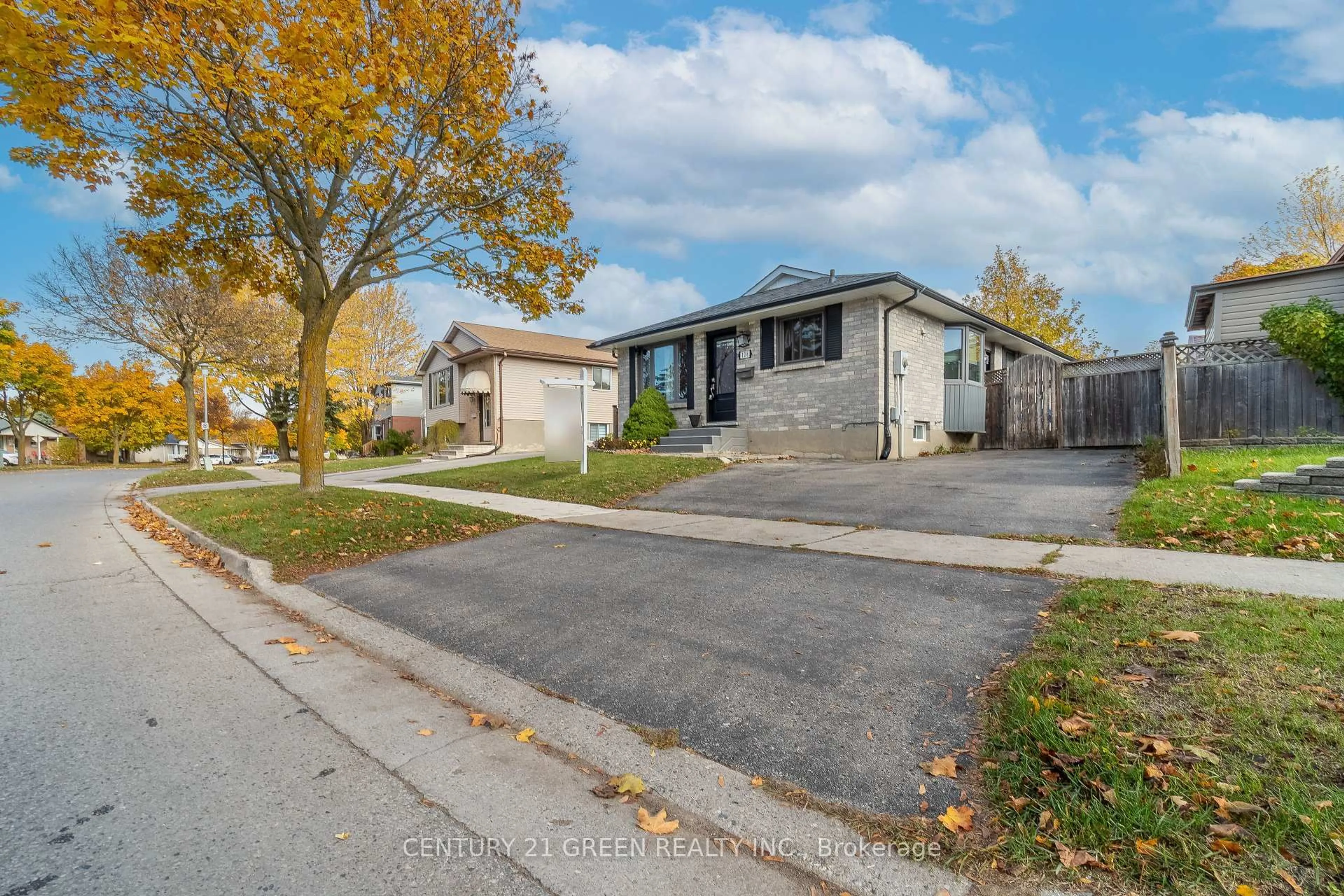 A pic from outside/outdoor area/front of a property/back of a property/a pic from drone, street for 126 Carlyle Dr, London East Ontario N5V 3T1
