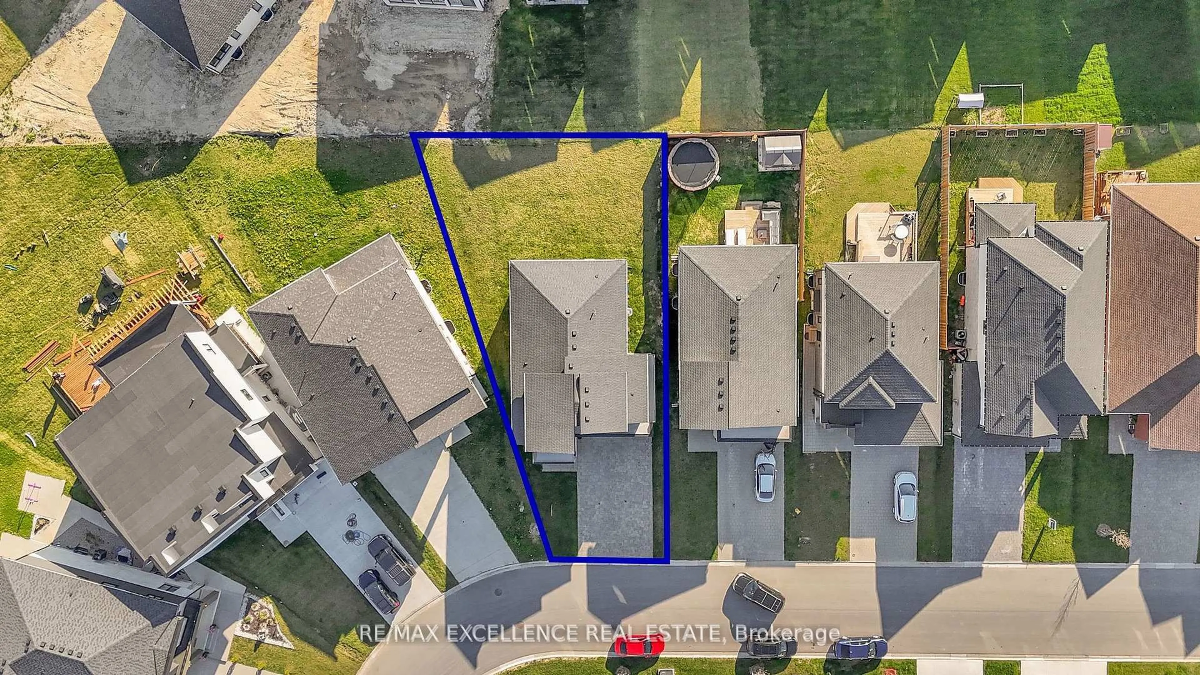 A pic from outside/outdoor area/front of a property/back of a property/a pic from drone, street for 1464 Medway Park Dr, London North Ontario N6G 0Z6