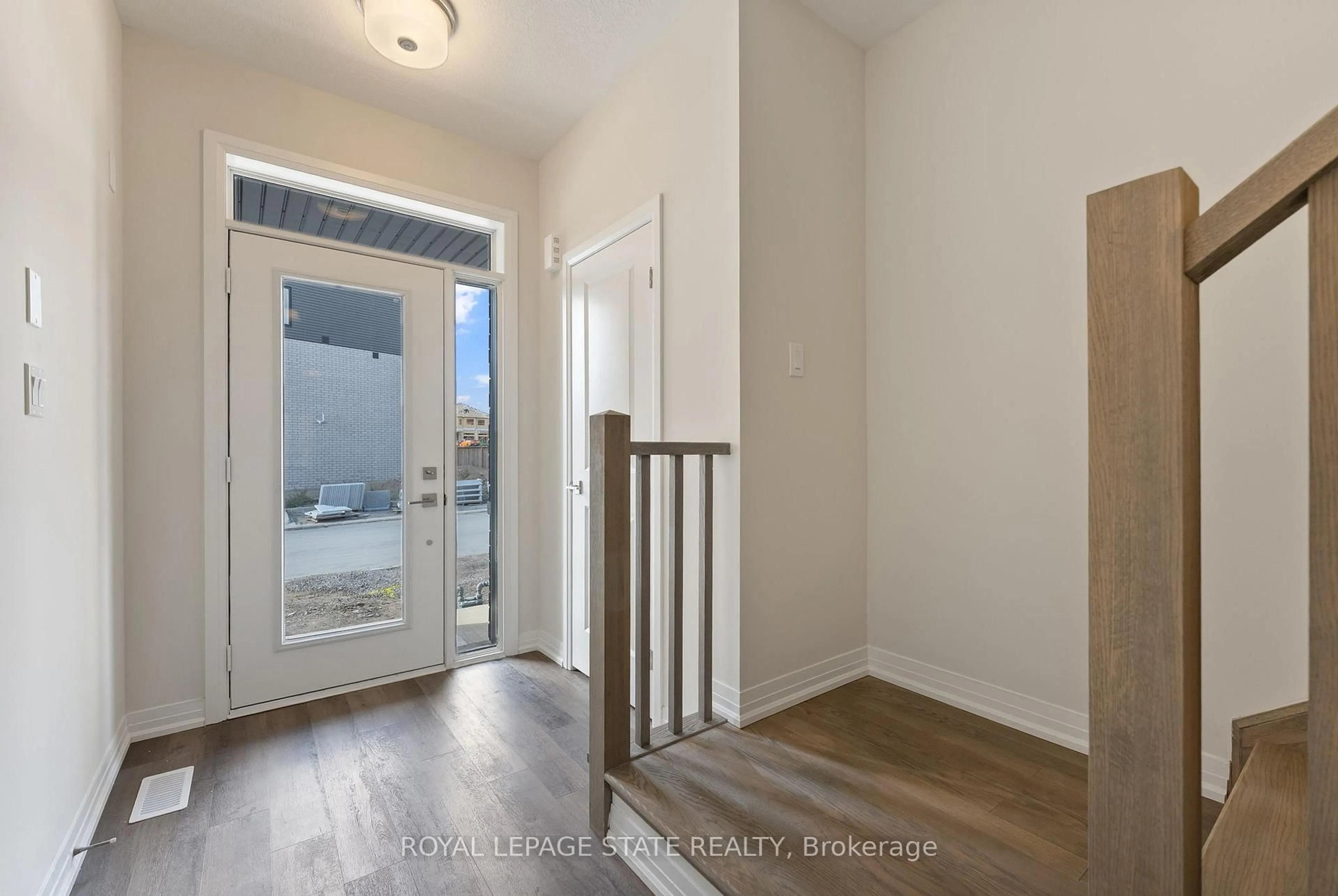 Indoor entryway for 660 Colborne St #26, Brantford Ontario N3T 0L8