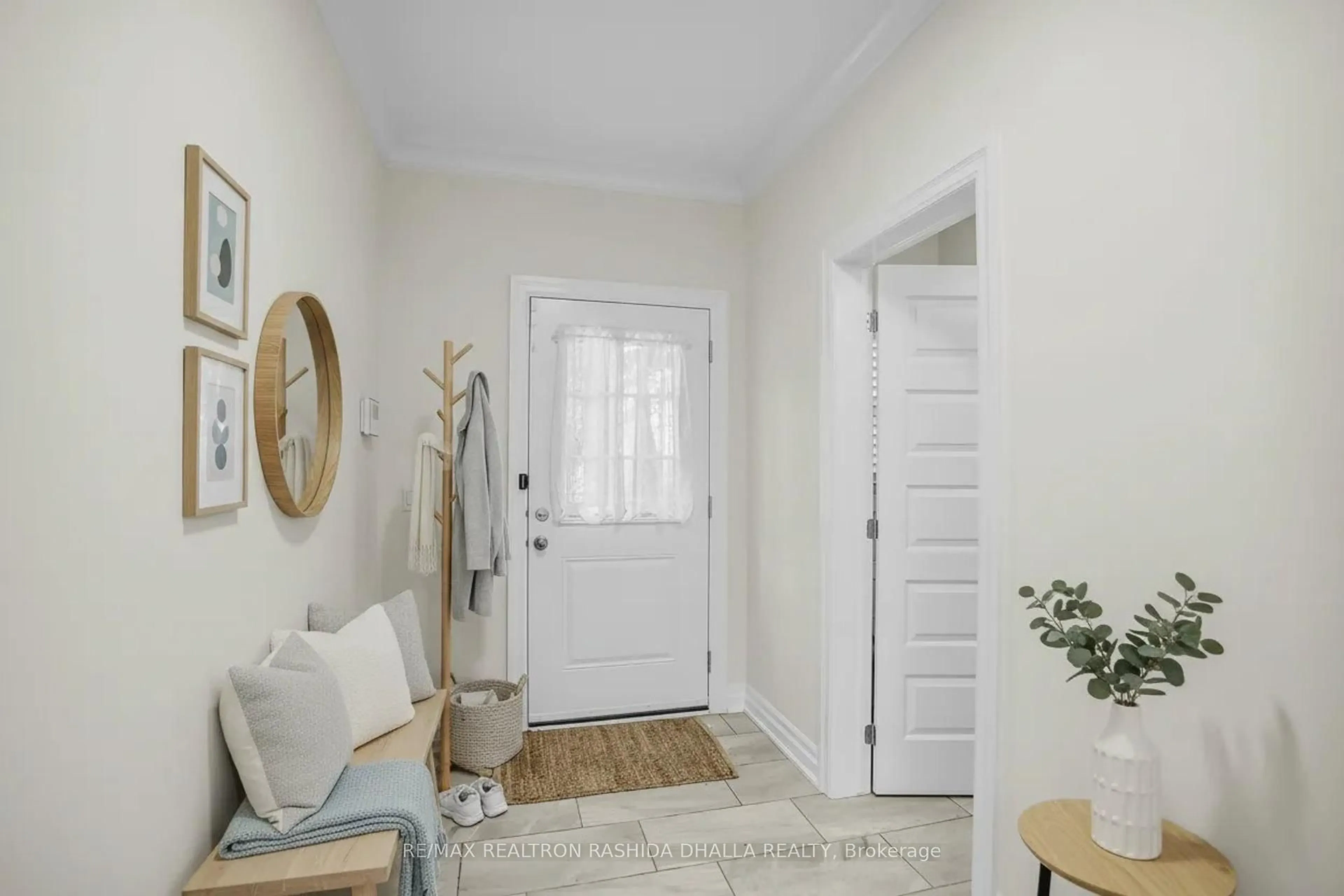 Indoor entryway for 1850 Beaverbrook Ave #18, London North Ontario N6H 0G7