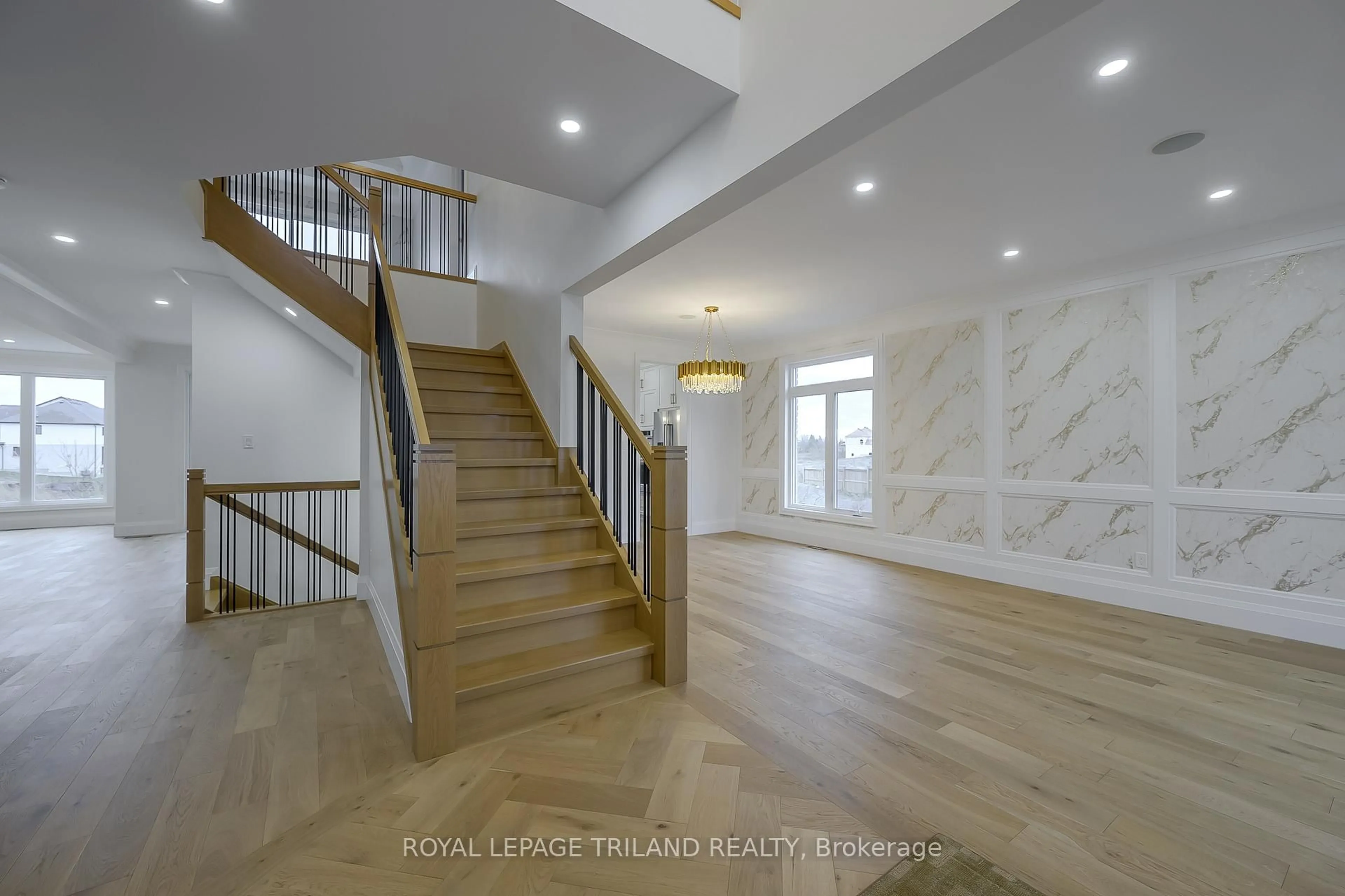 Indoor foyer for 4038 AYRSHIRE Ave, London South Ontario N6P 0H7
