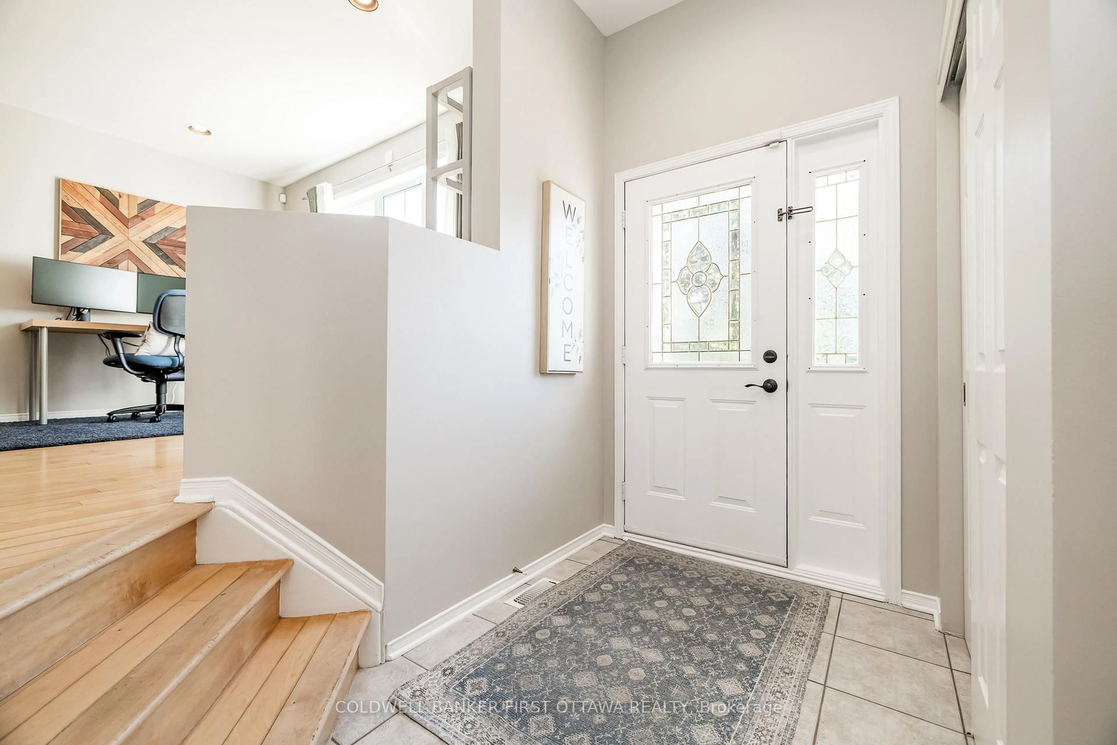 Indoor entryway for 491 MEADOWBREEZE Dr, Ottawa Ontario K2M 2T6