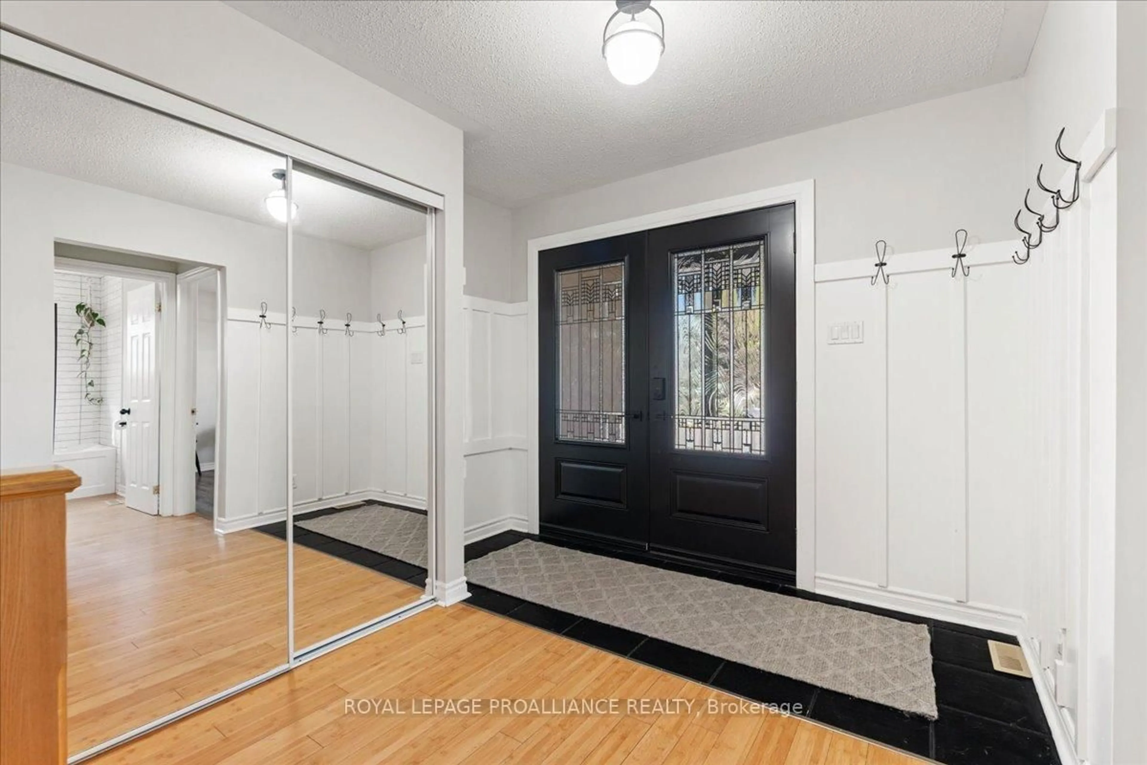 Indoor entryway for 90 High St, Trent Hills Ontario K0L 1L0