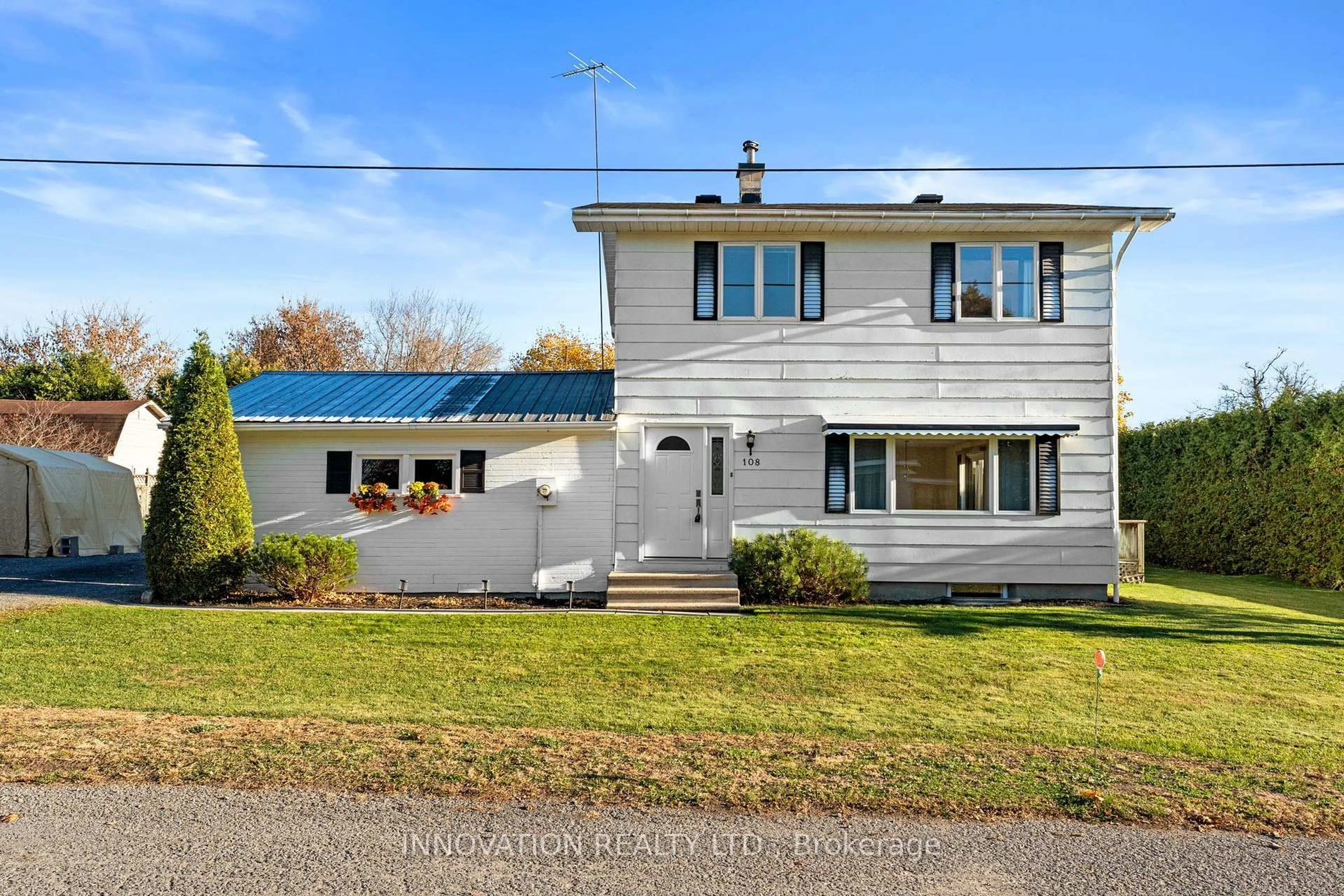 Home with vinyl exterior material, street for 108 Crossland Dr, Fitzroy Harbour Ontario K0A 1X0