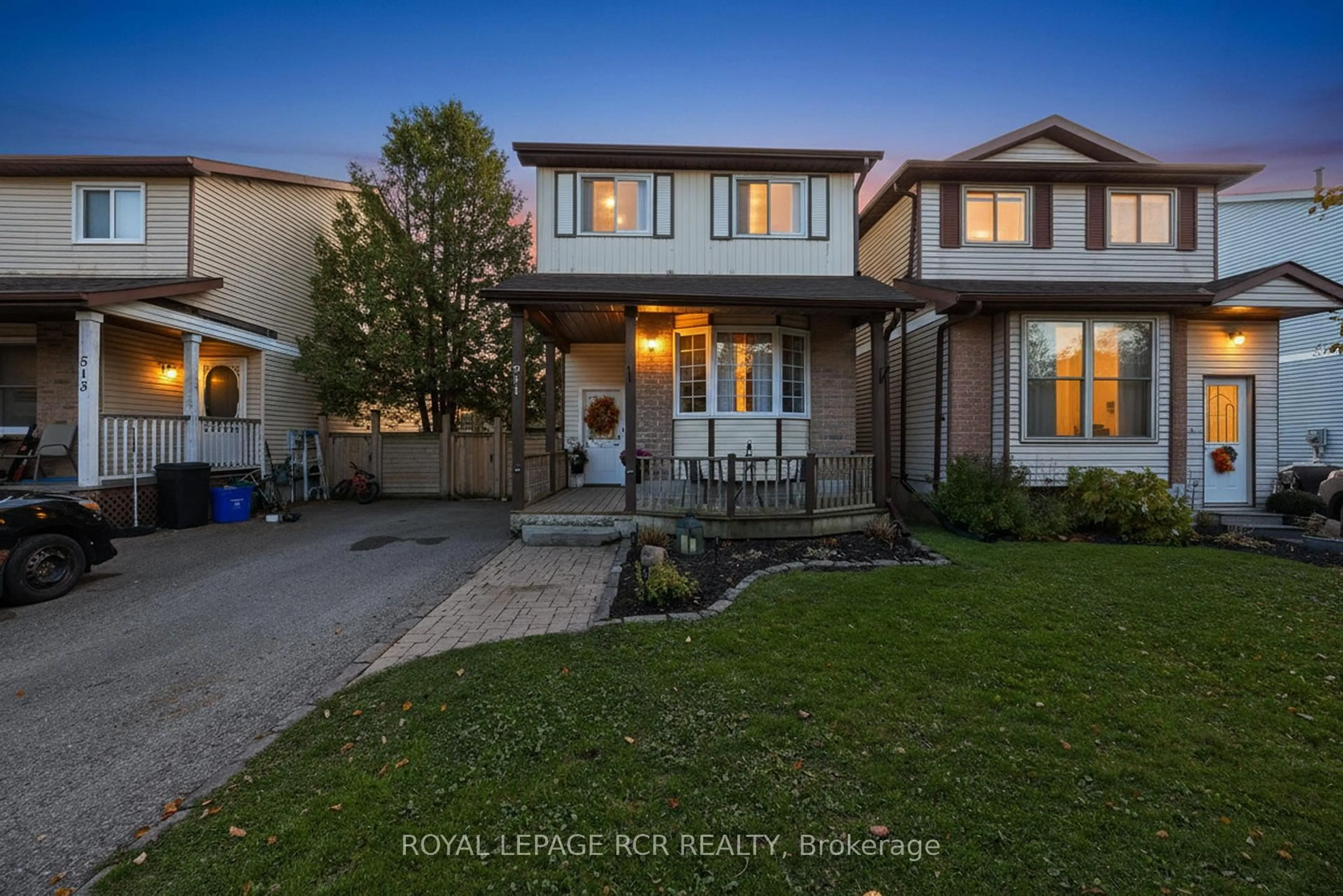 A pic from outside/outdoor area/front of a property/back of a property/a pic from drone, street for 511 Pineview Gdns, Shelburne Ontario L0N 1S2