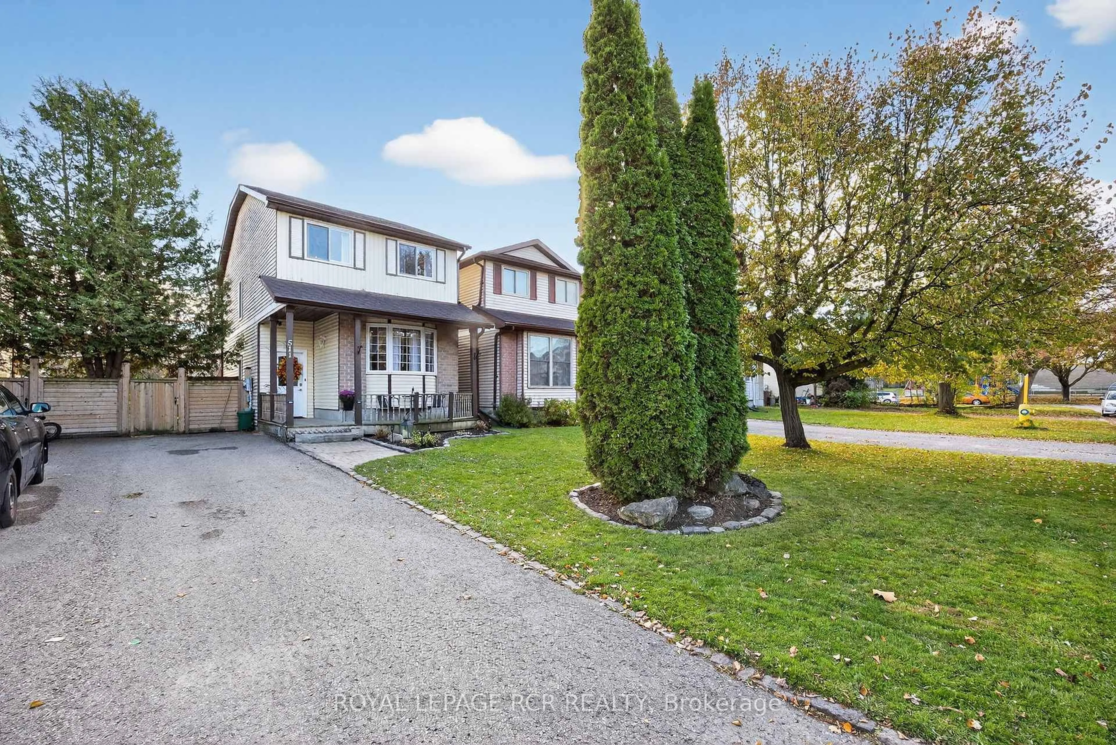 A pic from outside/outdoor area/front of a property/back of a property/a pic from drone, street for 511 Pineview Gdns, Shelburne Ontario L0N 1S2