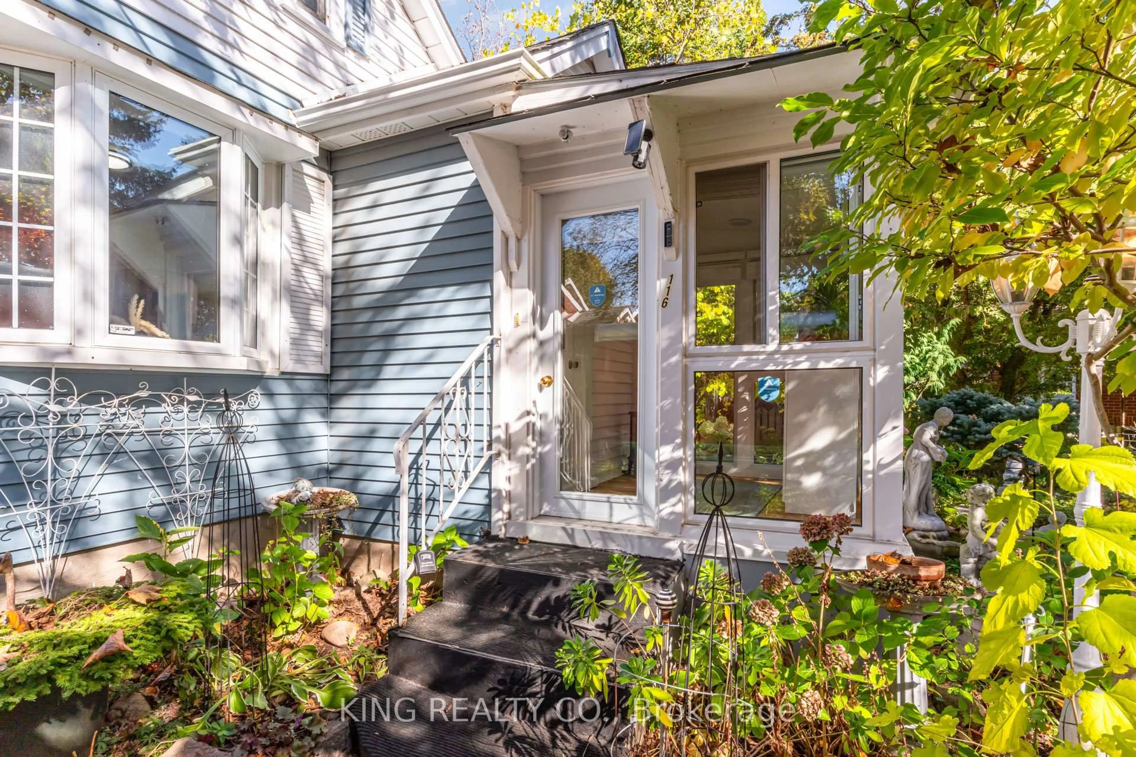 Indoor entryway for 116 Brock St, Kitchener Ontario N2M 1X3