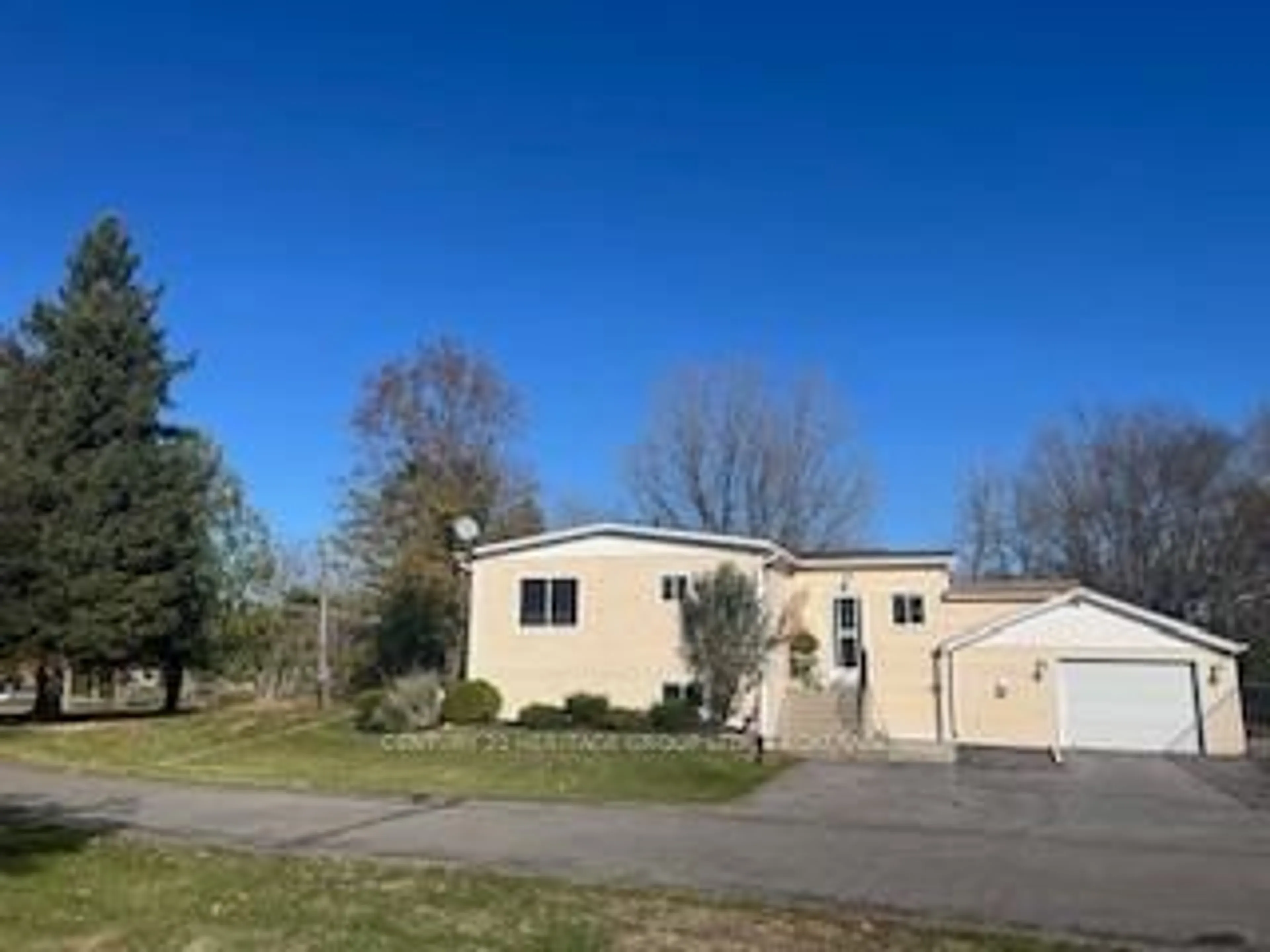 A pic from outside/outdoor area/front of a property/back of a property/a pic from drone, street for 3089 Campbell Rd, Sydenham Ontario K0H 2T0