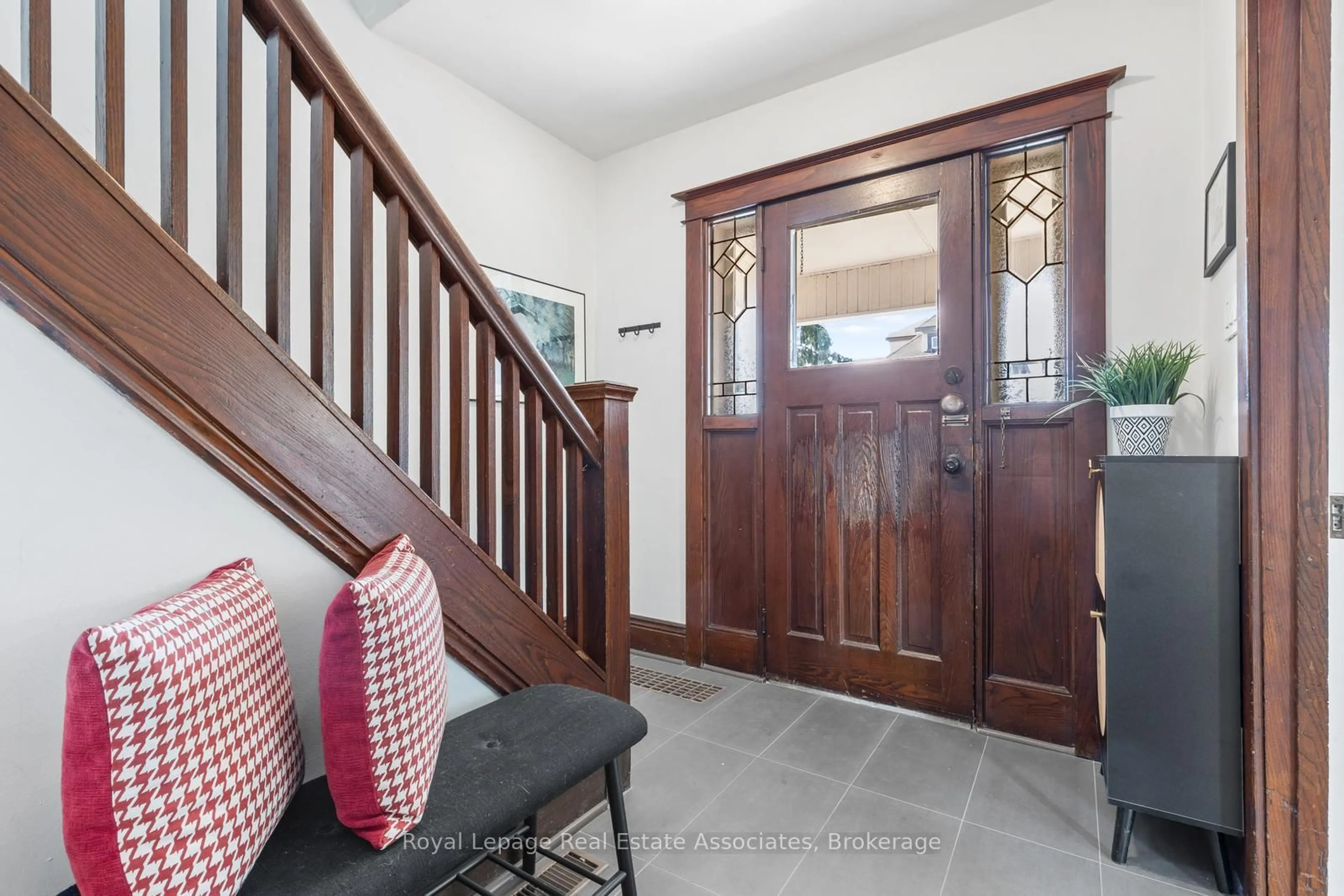 Indoor entryway for 263 Houghton Ave, Hamilton Ontario L8K 2N4