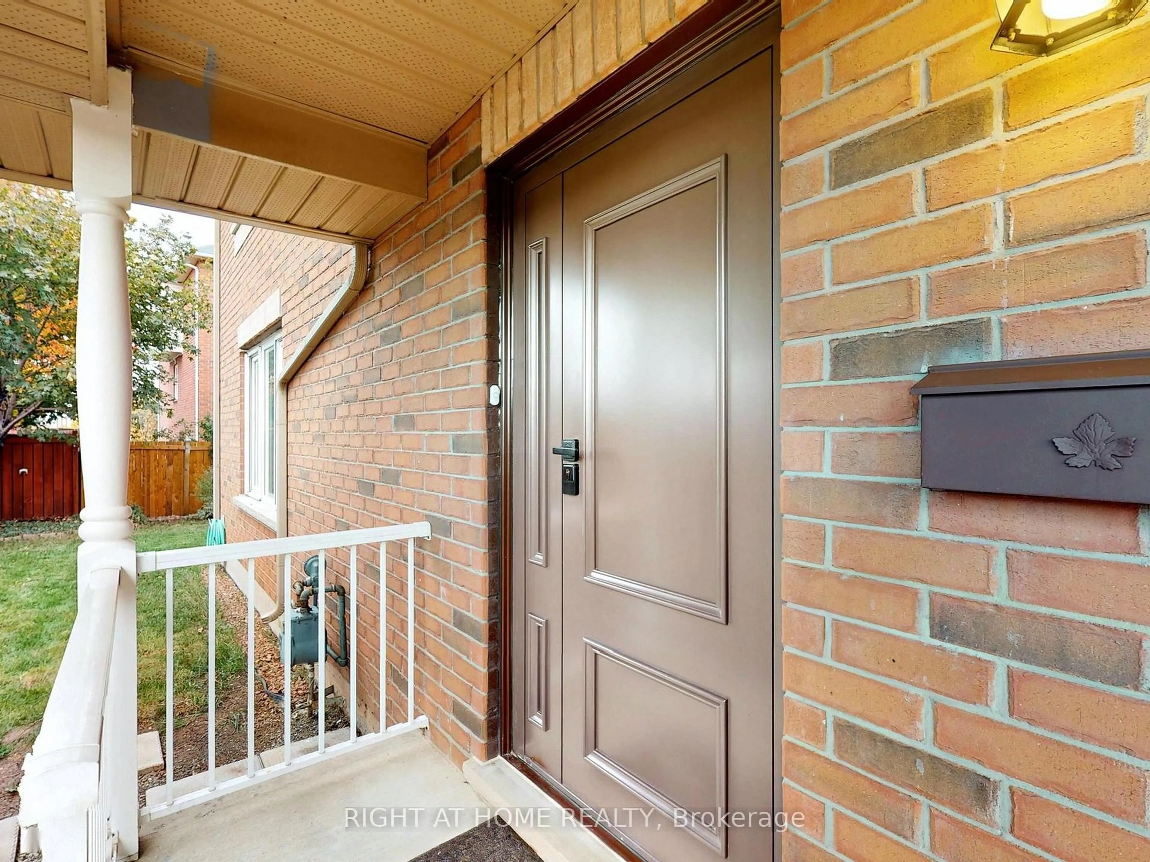 Indoor entryway for 124 Peachwood Cres, Hamilton Ontario L8E 5Z8
