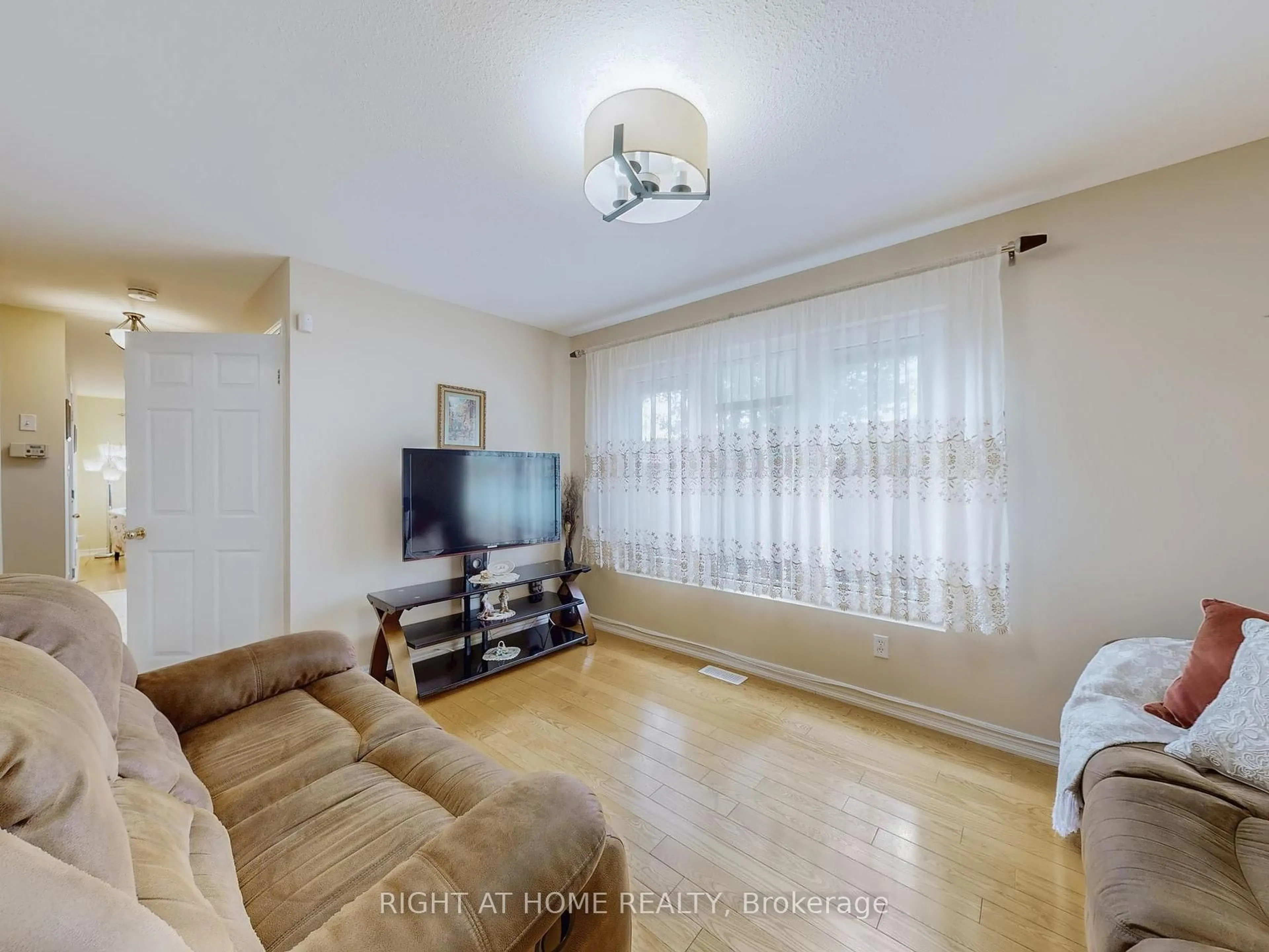 A pic of a room for 124 Peachwood Cres, Hamilton Ontario L8E 5Z8