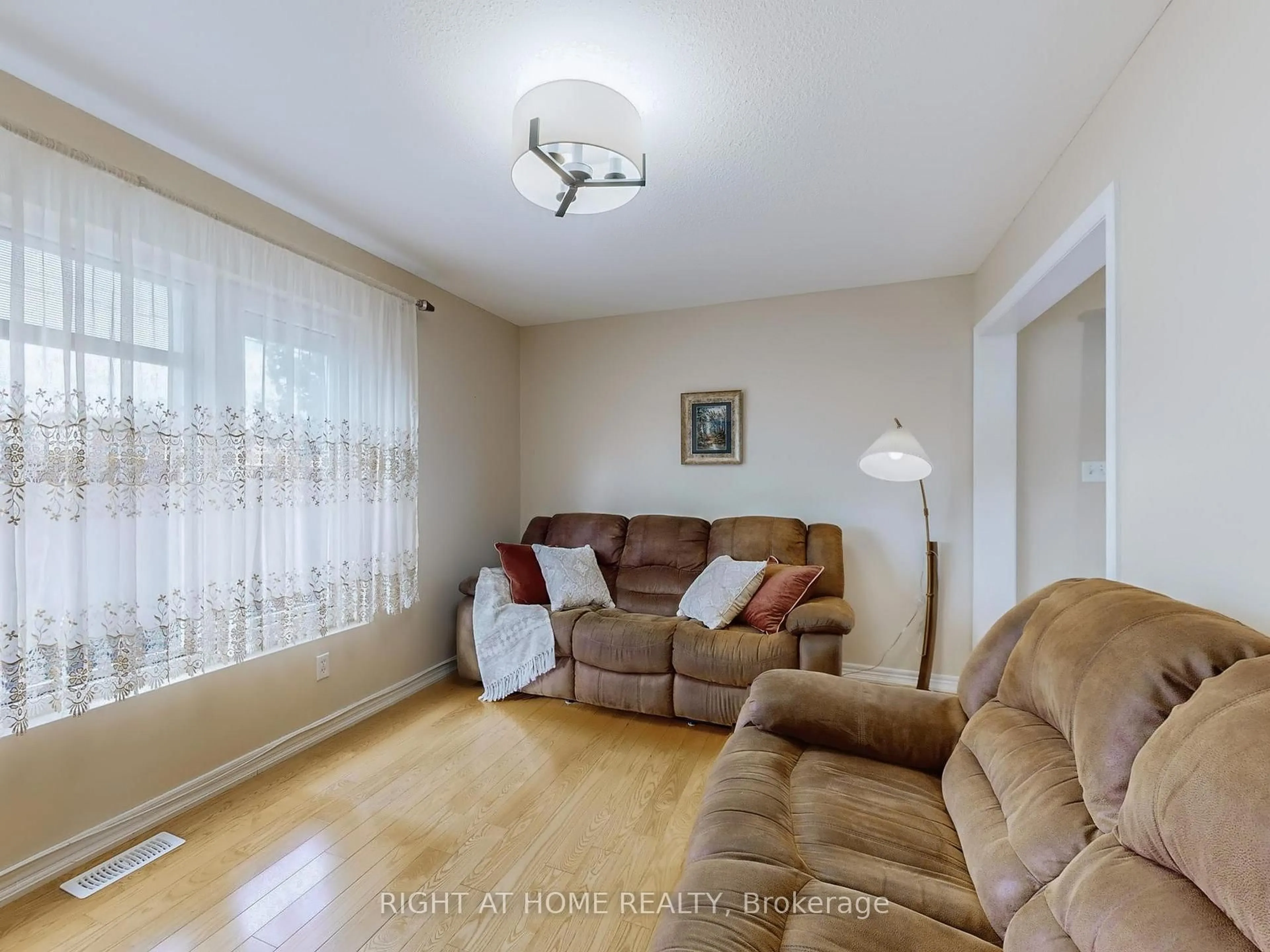 Living room with furniture, unknown for 124 Peachwood Cres, Hamilton Ontario L8E 5Z8