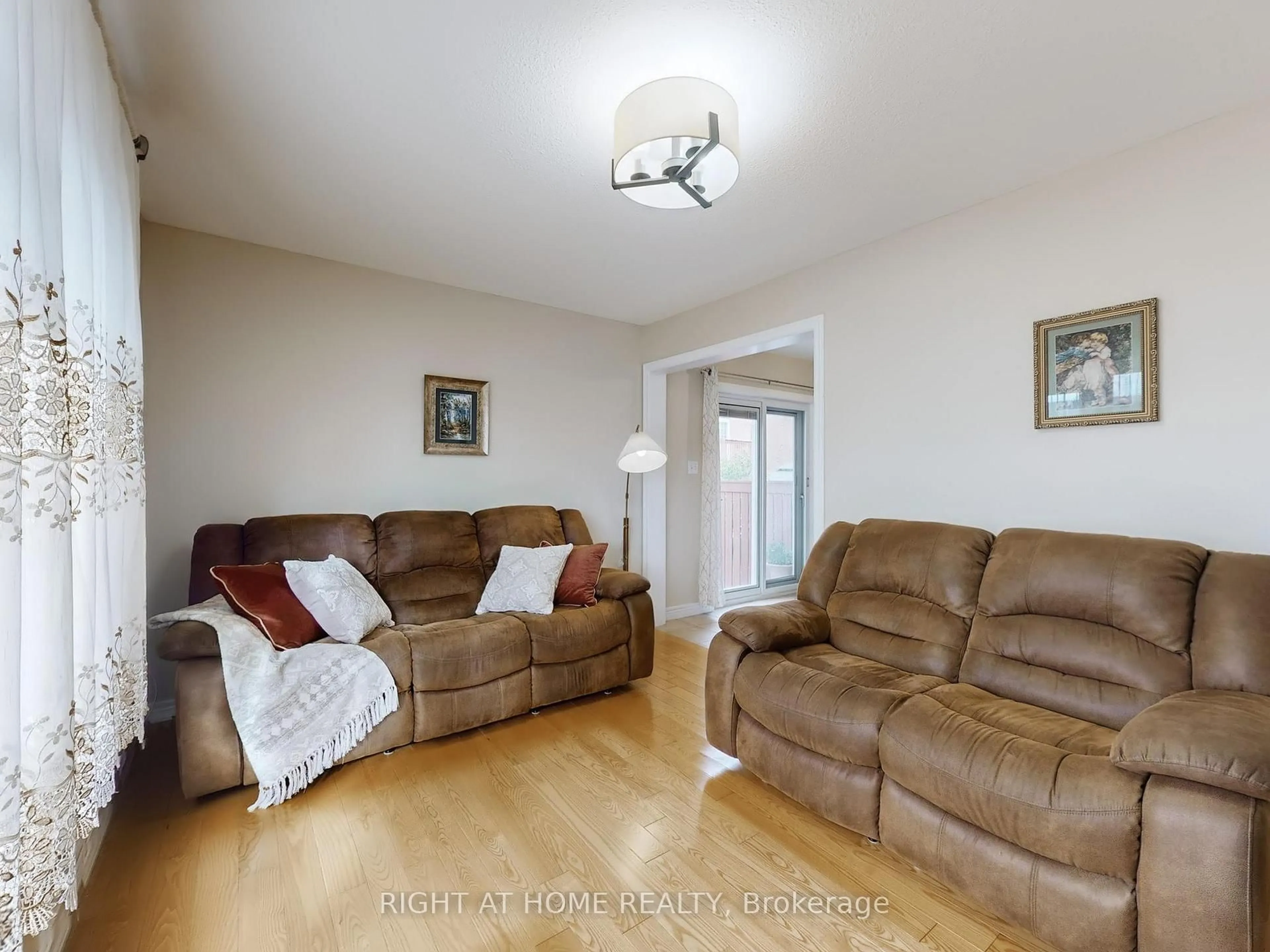 Living room with furniture, wood/laminate floor for 124 Peachwood Cres, Hamilton Ontario L8E 5Z8