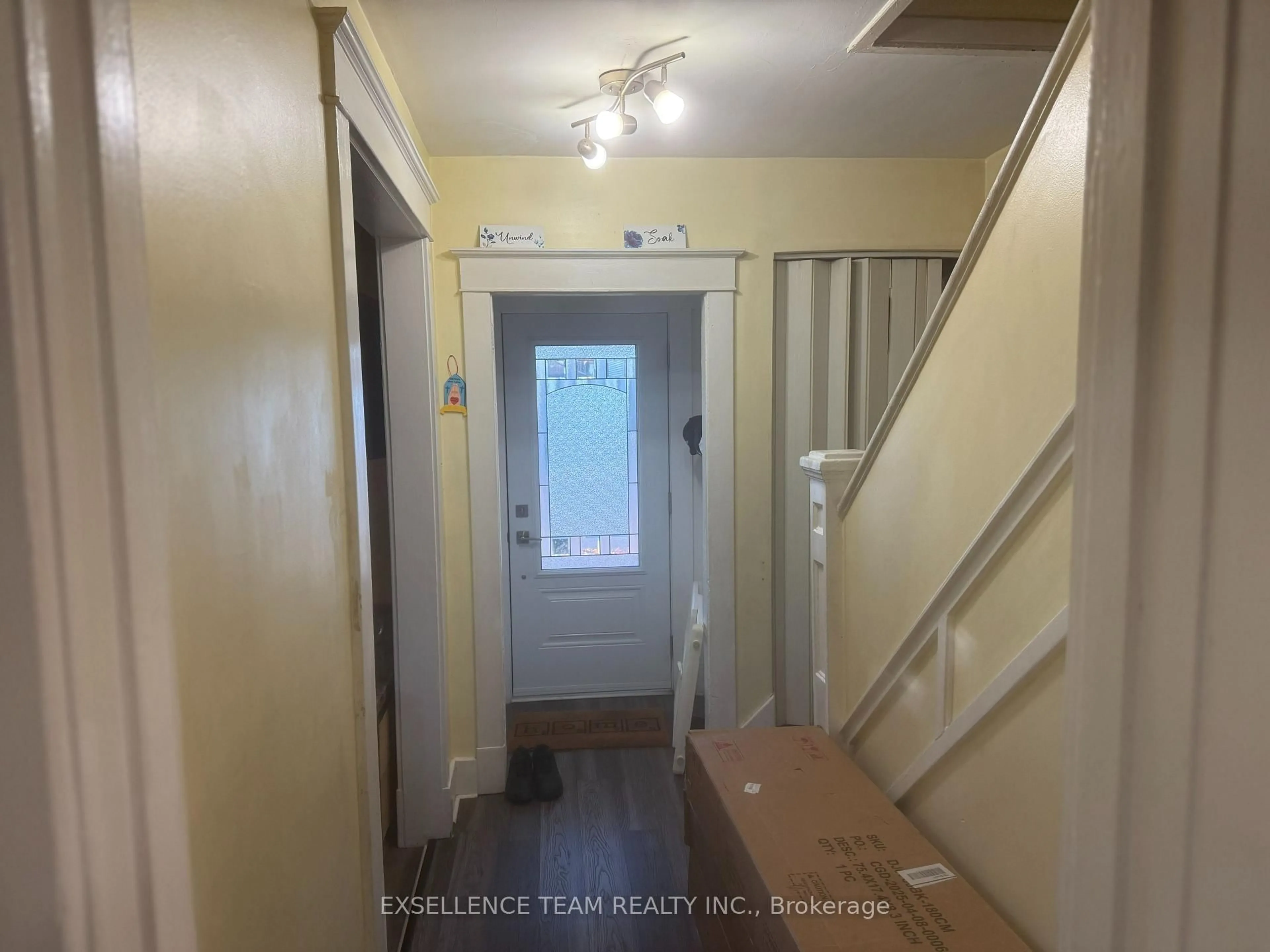 Indoor entryway for 437 4th St, Cornwall Ontario K6H 2J5