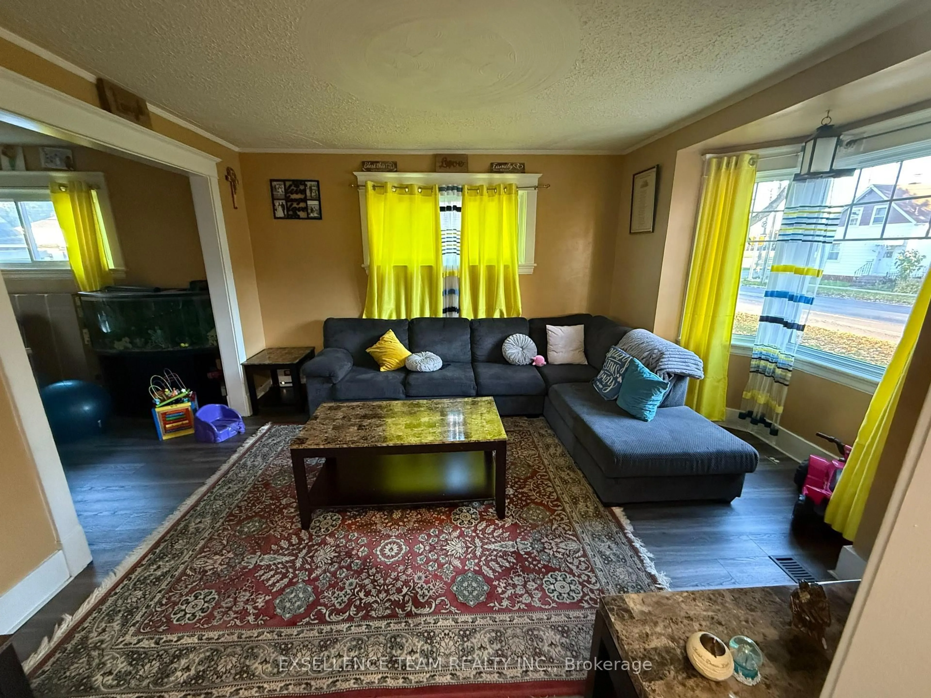 Living room with furniture, unknown for 437 4th St, Cornwall Ontario K6H 2J5