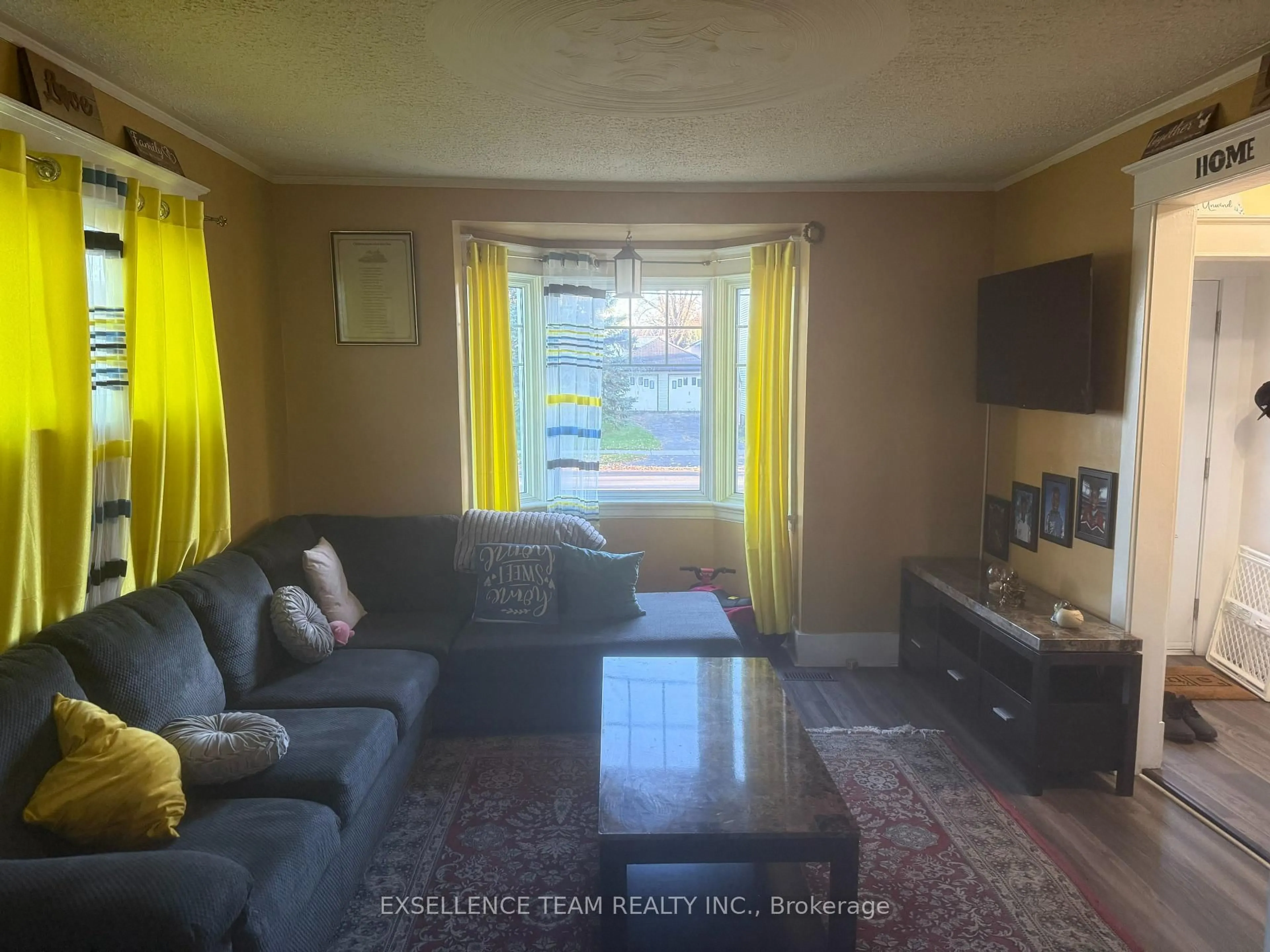 A pic of a room for 437 4th St, Cornwall Ontario K6H 2J5