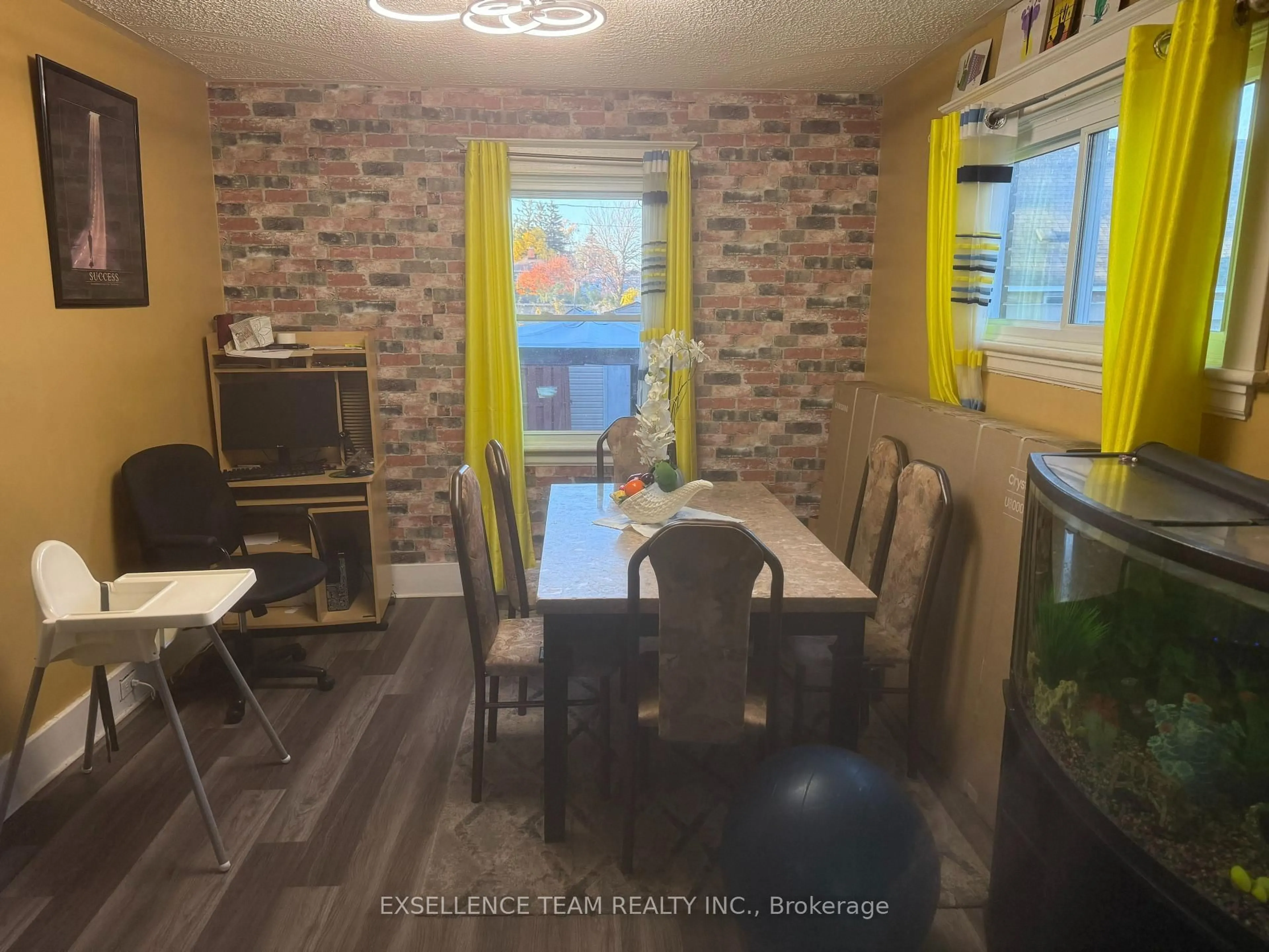 Dining room, wood/laminate floor for 437 4th St, Cornwall Ontario K6H 2J5