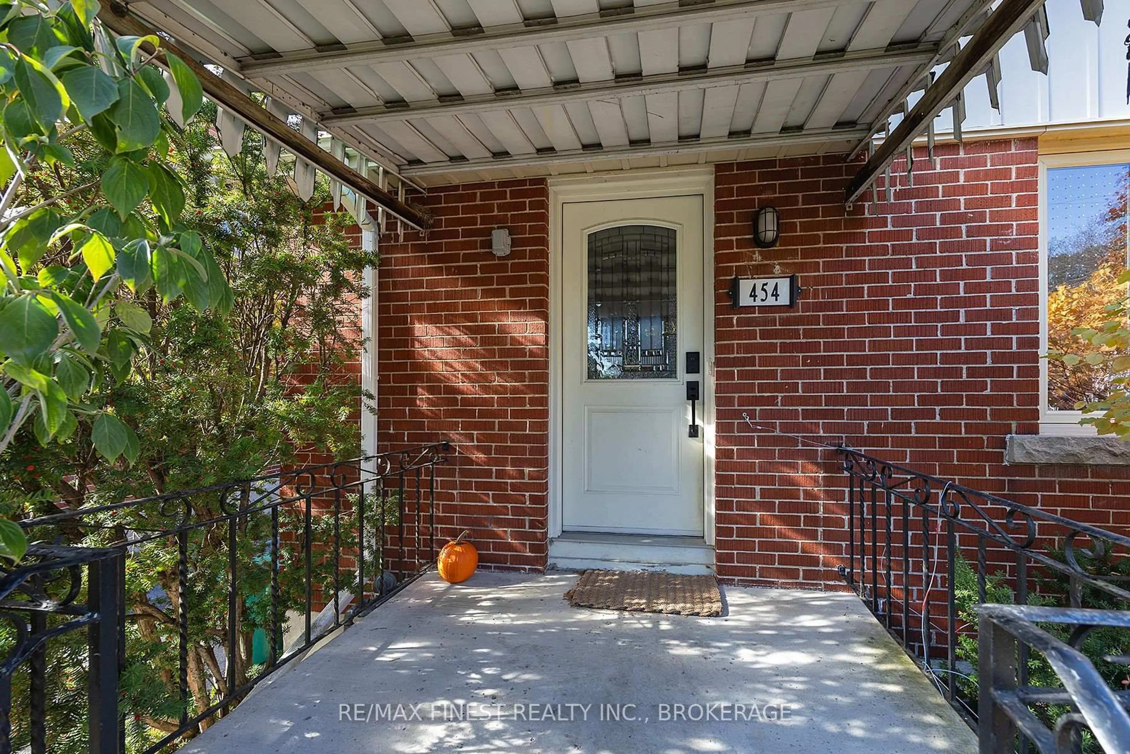 Indoor entryway for 454 College St, Kingston Ontario K7L 4M7