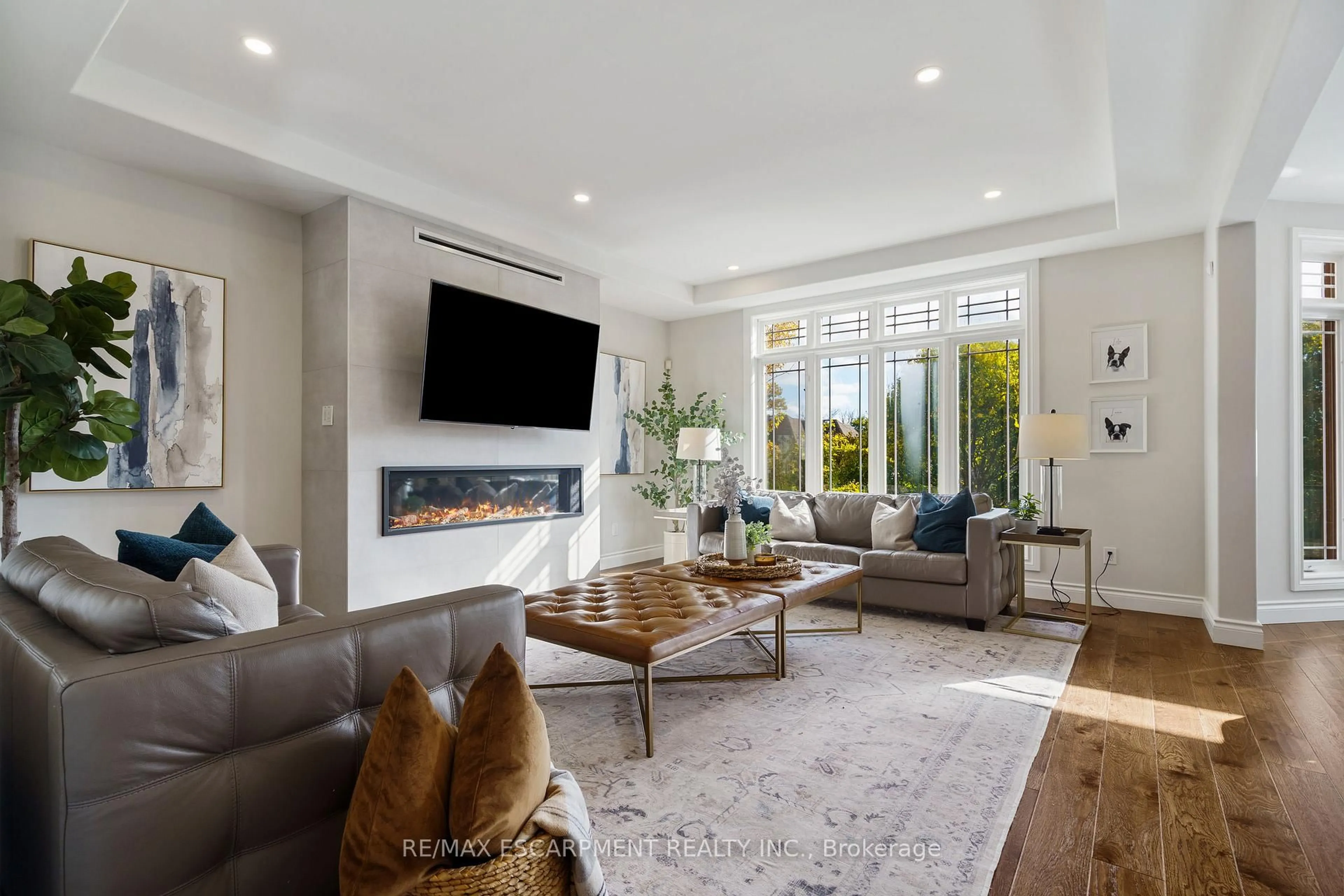 Living room with furniture, unknown for 47 Stowbridge Cres, Hamilton Ontario L9G 5E1