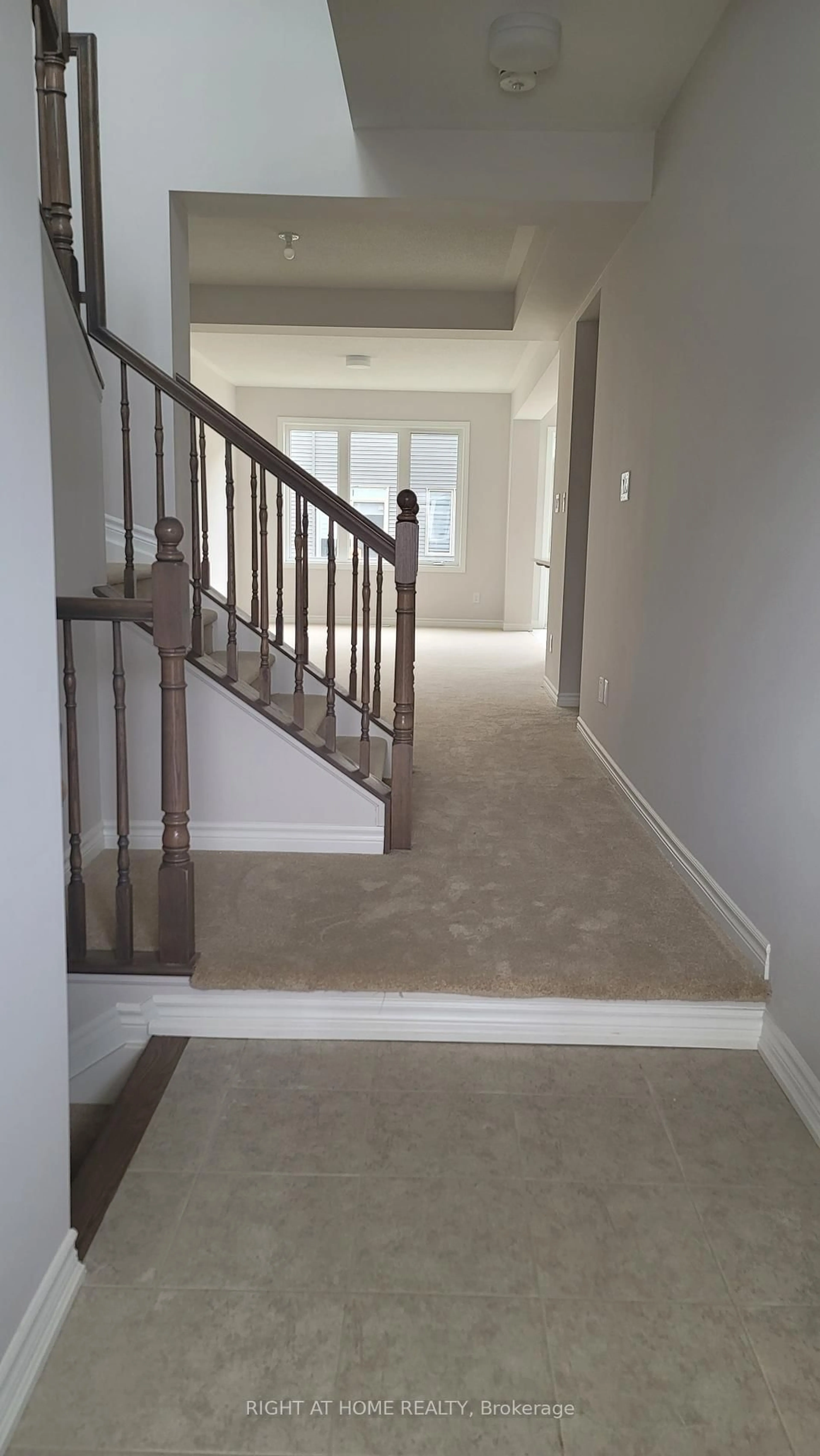Indoor foyer for 713 PERSEUS Ave, Ottawa Ontario K2J 3V5