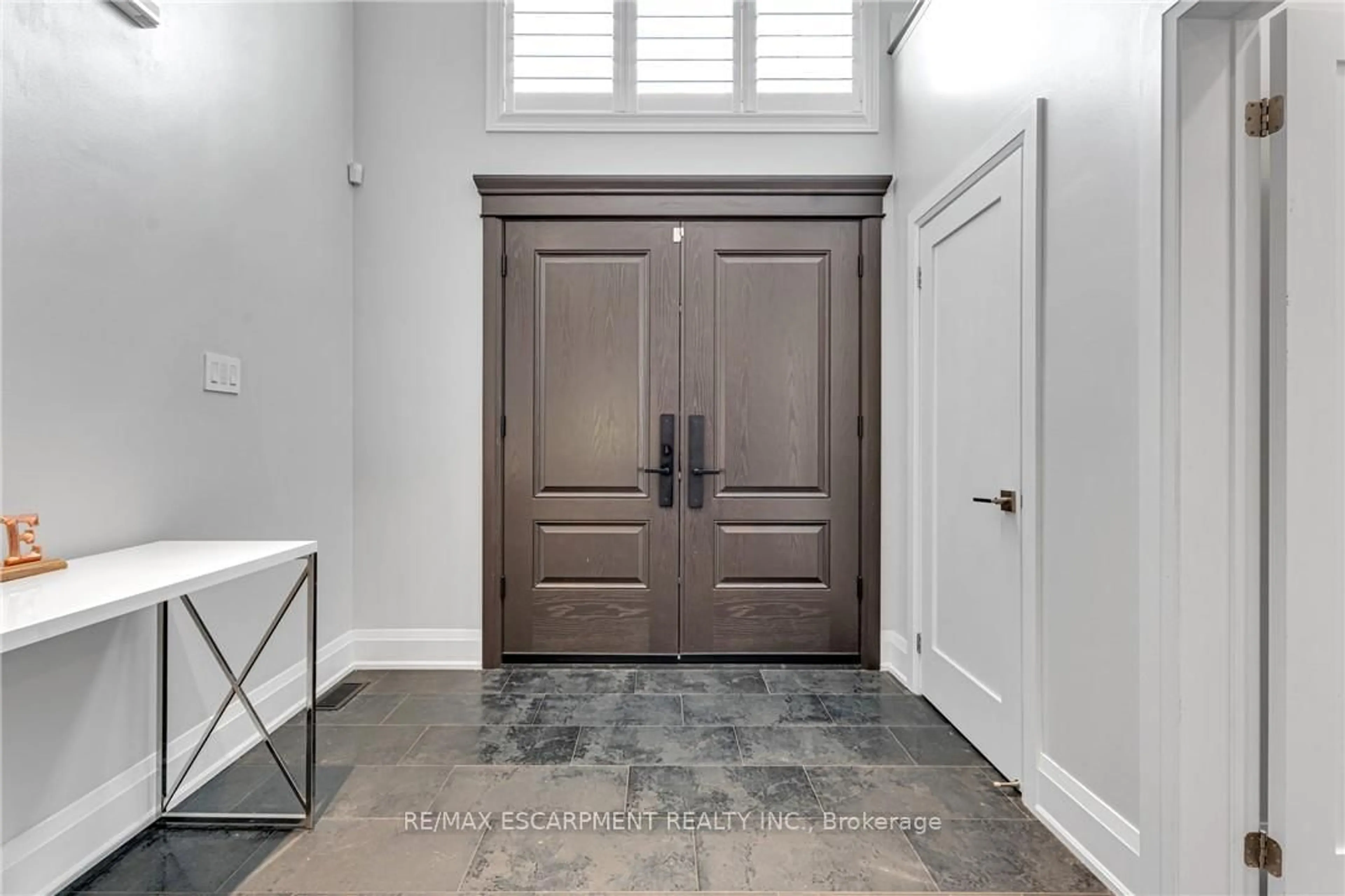 Indoor entryway for 120 Davidson Blvd, Hamilton Ontario L9H 7M5