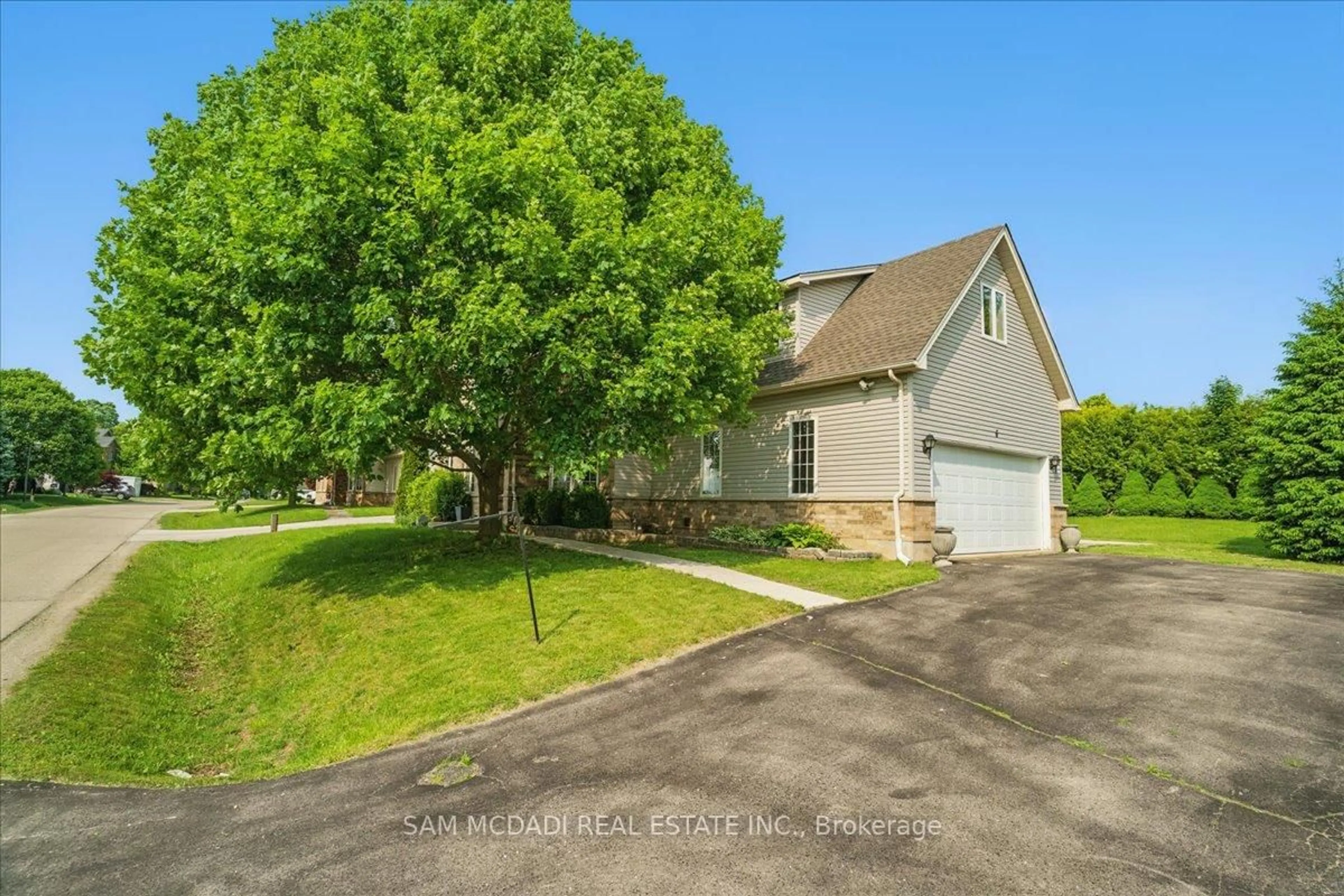 A pic from outside/outdoor area/front of a property/back of a property/a pic from drone, street for 6 Valley Ridge Lane #20, Hamilton Ontario L8N 2Z7