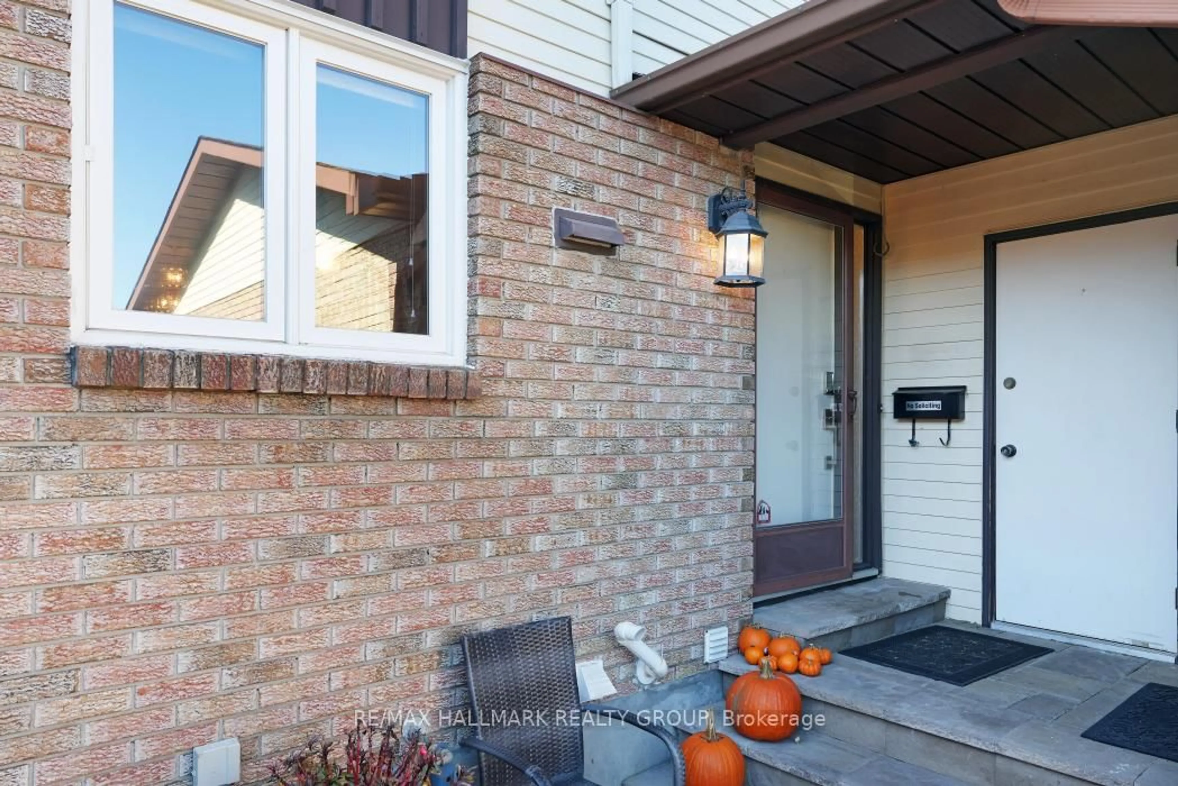 Unknown for 2534 Southvale Cres, Ottawa Ontario K1B 5B4