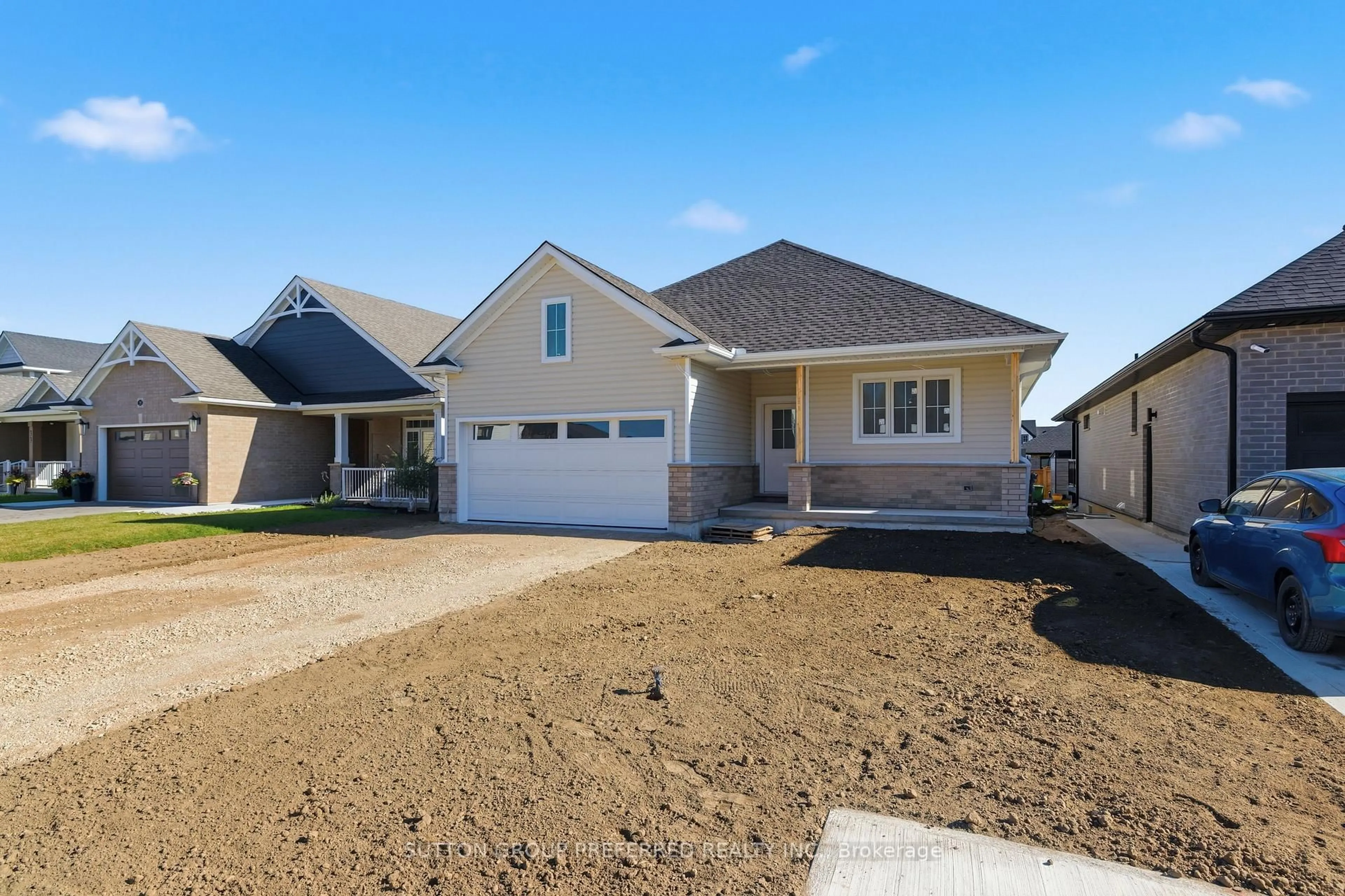 Home with vinyl exterior material, street for 37 Ayrshire Ave, St. Thomas Ontario N5P 3S6