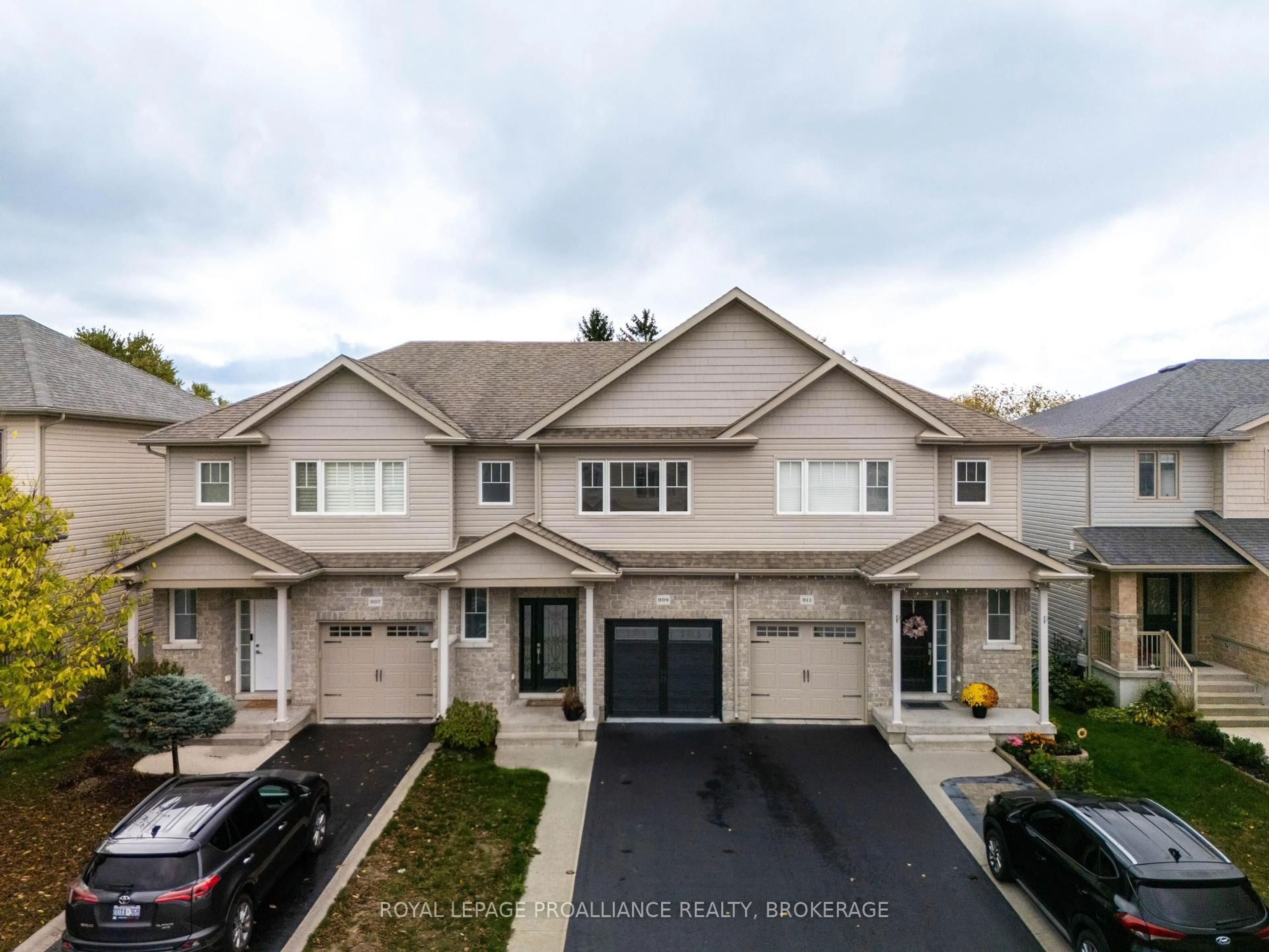 A pic from outside/outdoor area/front of a property/back of a property/a pic from drone, unknown for 909 Blossom St, Kingston Ontario K7P 0N2