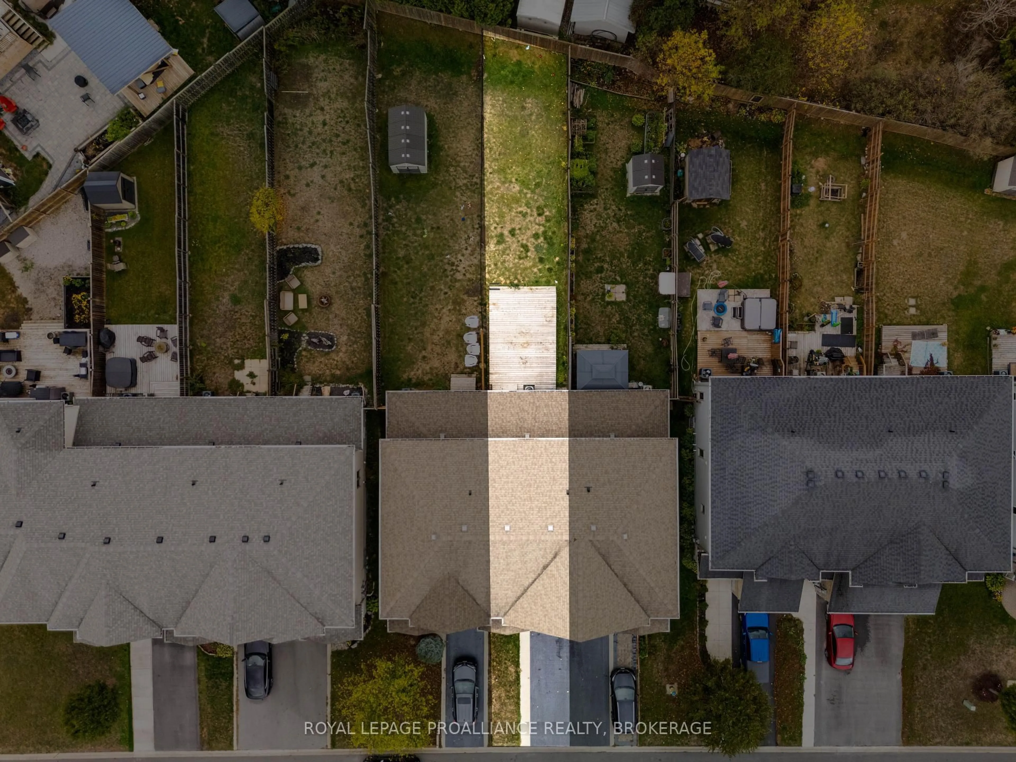 A pic from outside/outdoor area/front of a property/back of a property/a pic from drone, street for 909 Blossom St, Kingston Ontario K7P 0N2