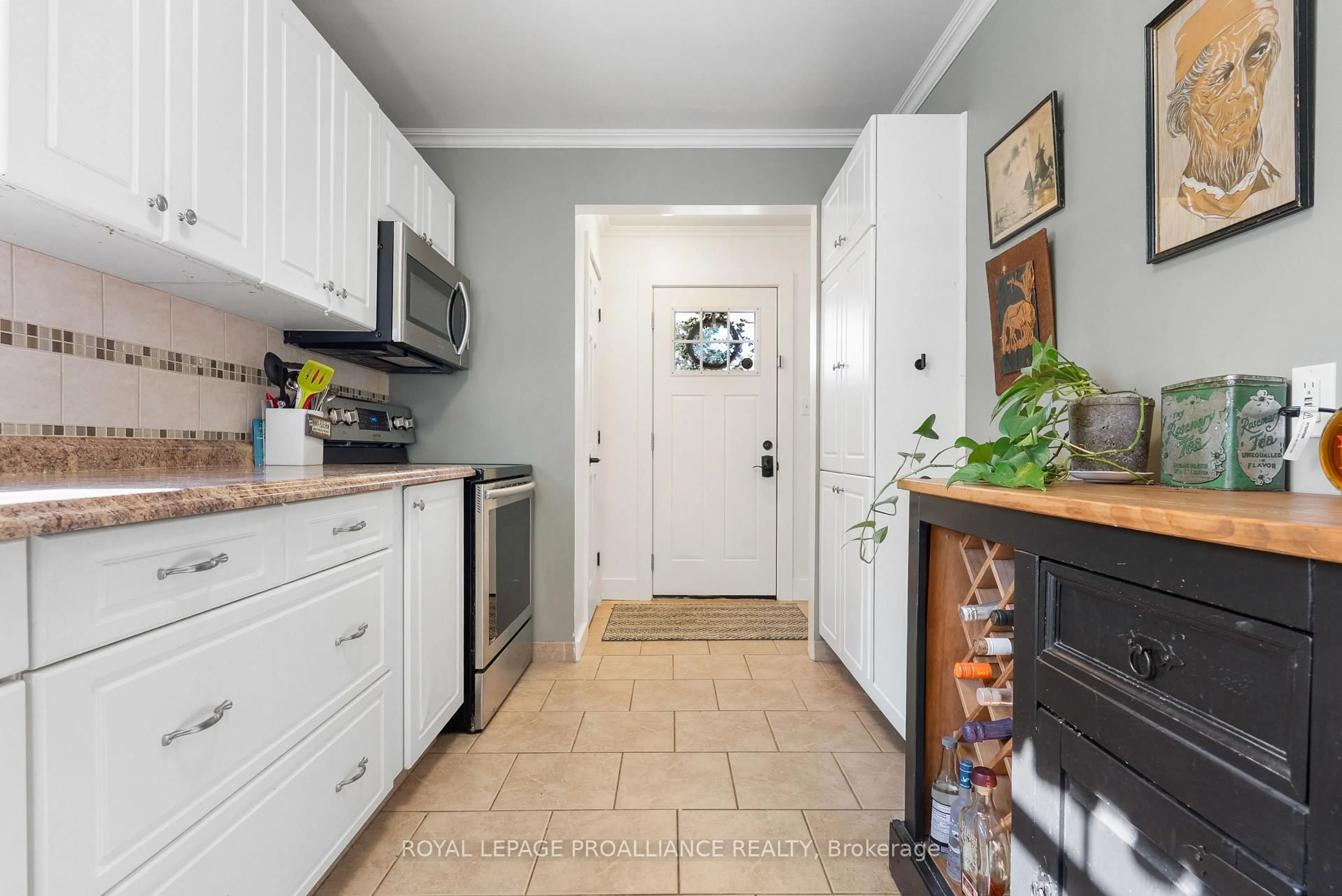 Standard kitchen, ceramic/tile floor for 11 Fifth St, Belleville Ontario K8N 4S2