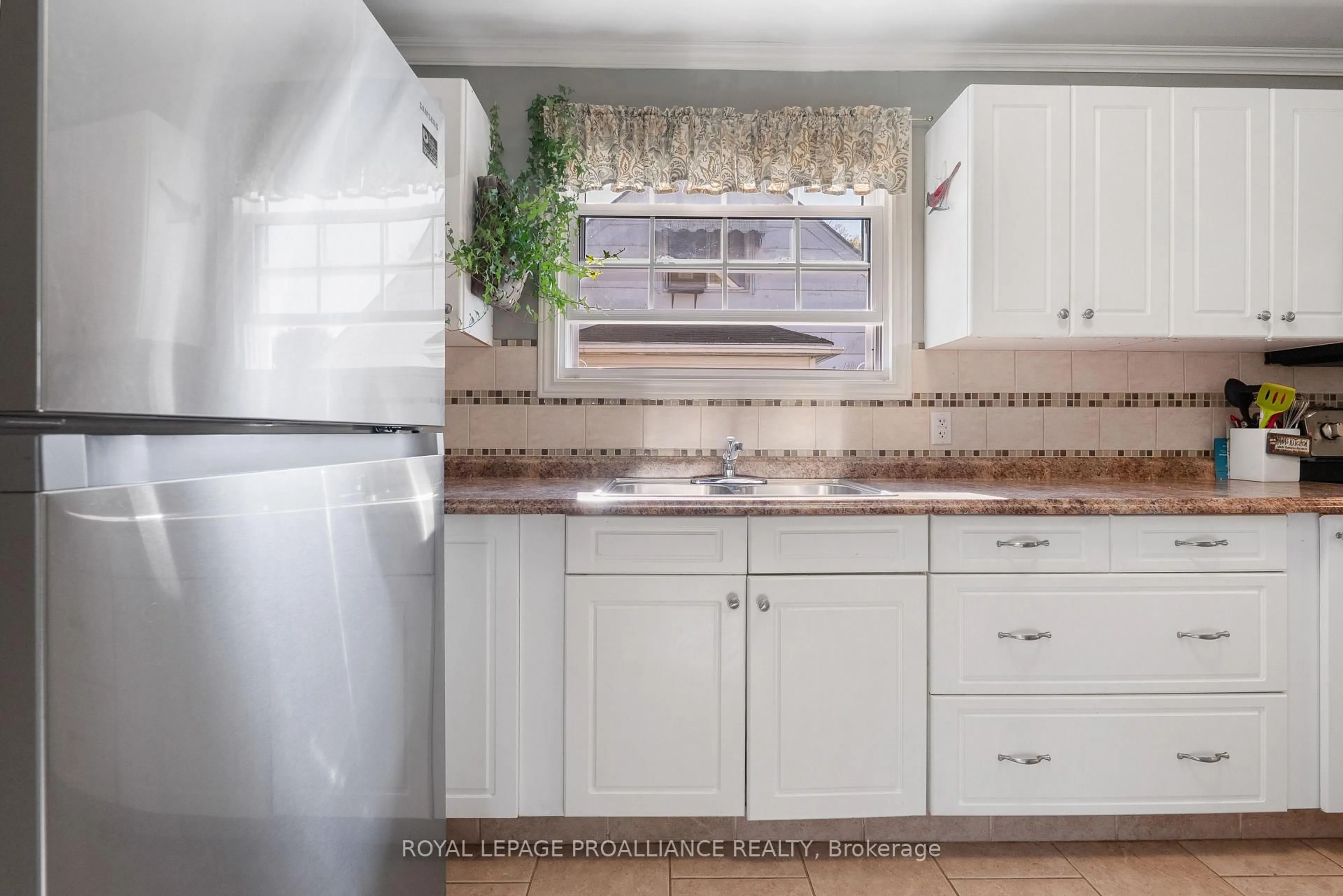 Standard kitchen, unknown for 11 Fifth St, Belleville Ontario K8N 4S2