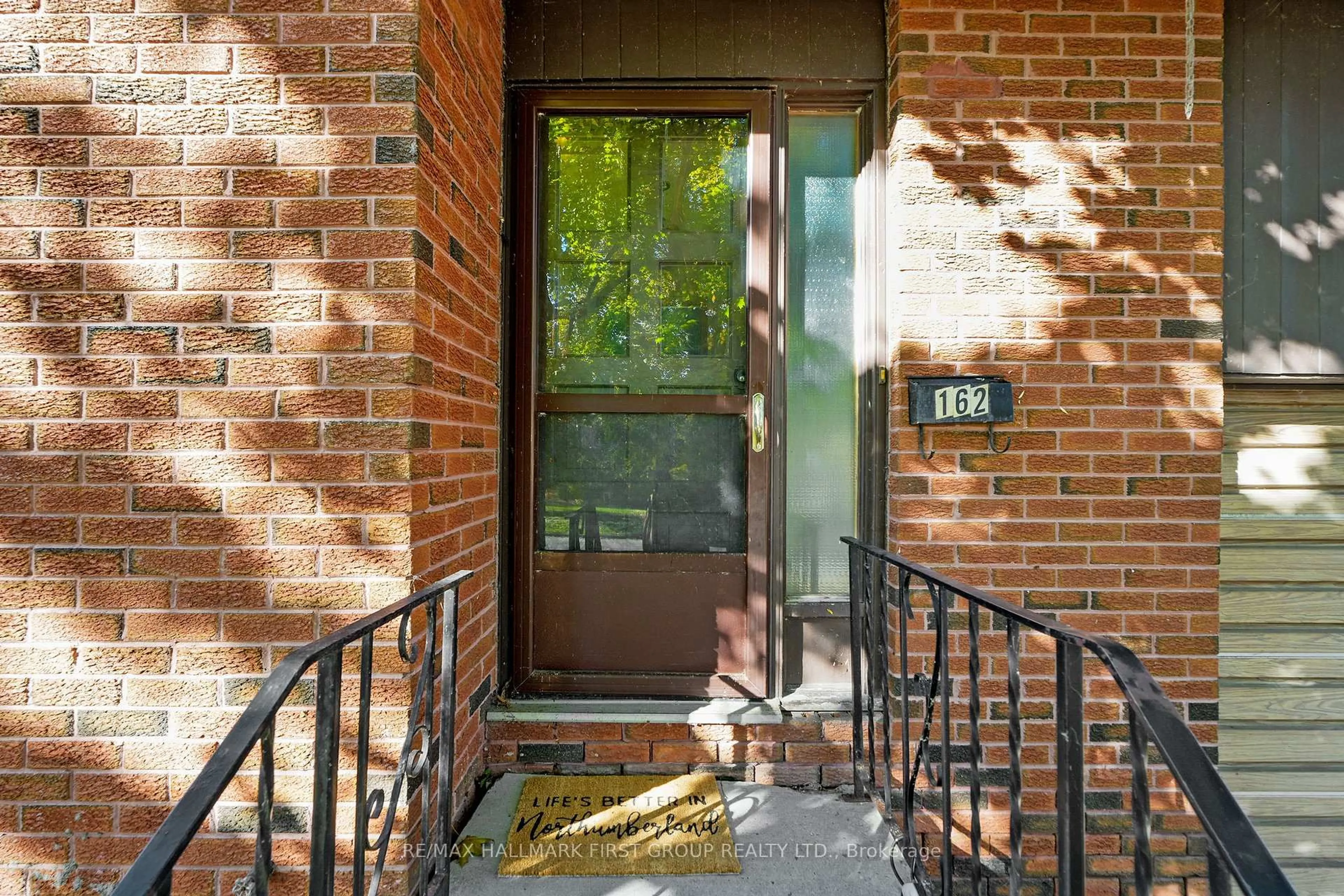 Indoor entryway for 162 Queen St, Cobourg Ontario K9A 4T8