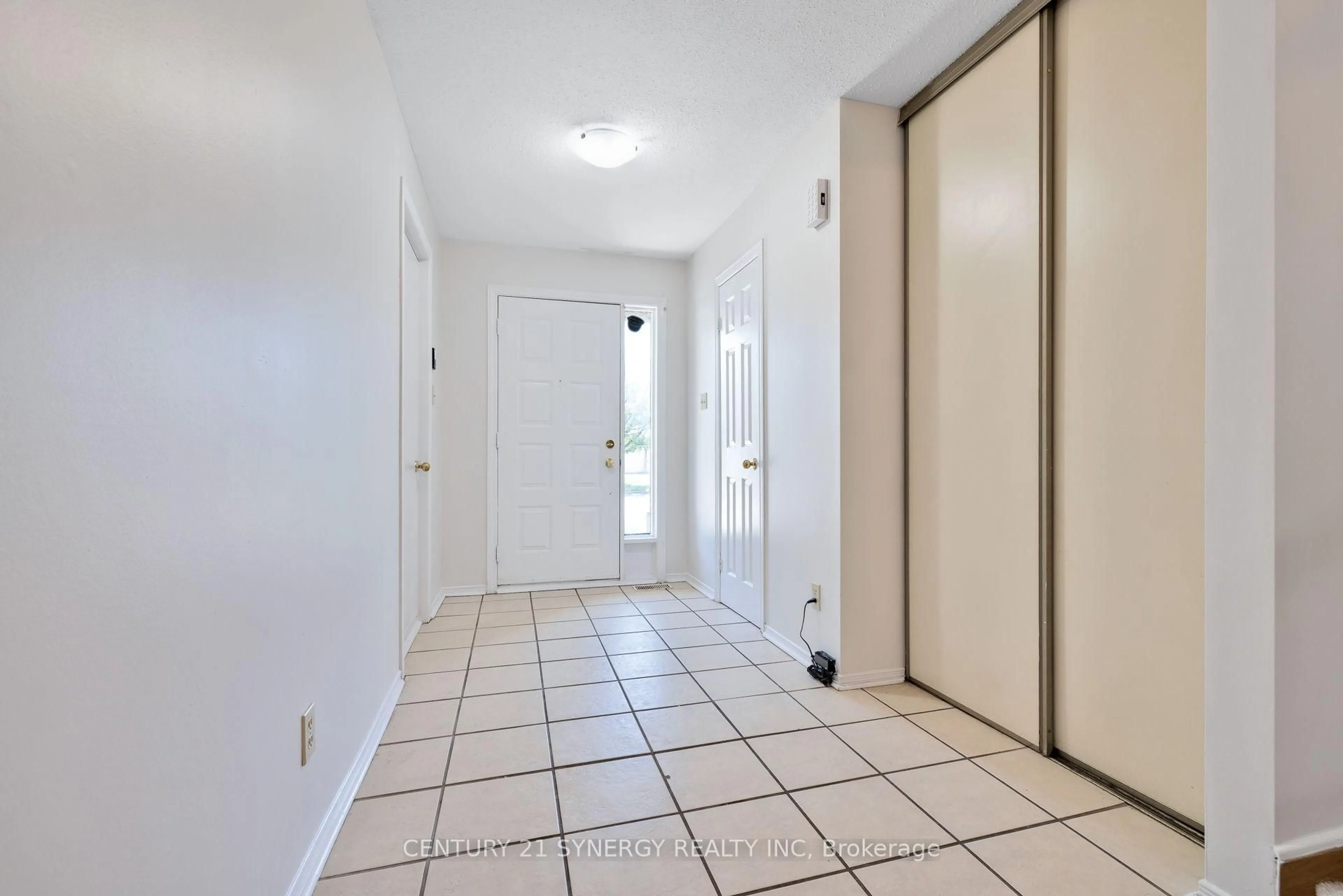 Indoor entryway for 861 KARSH Dr, Ottawa Ontario K1G 4T9