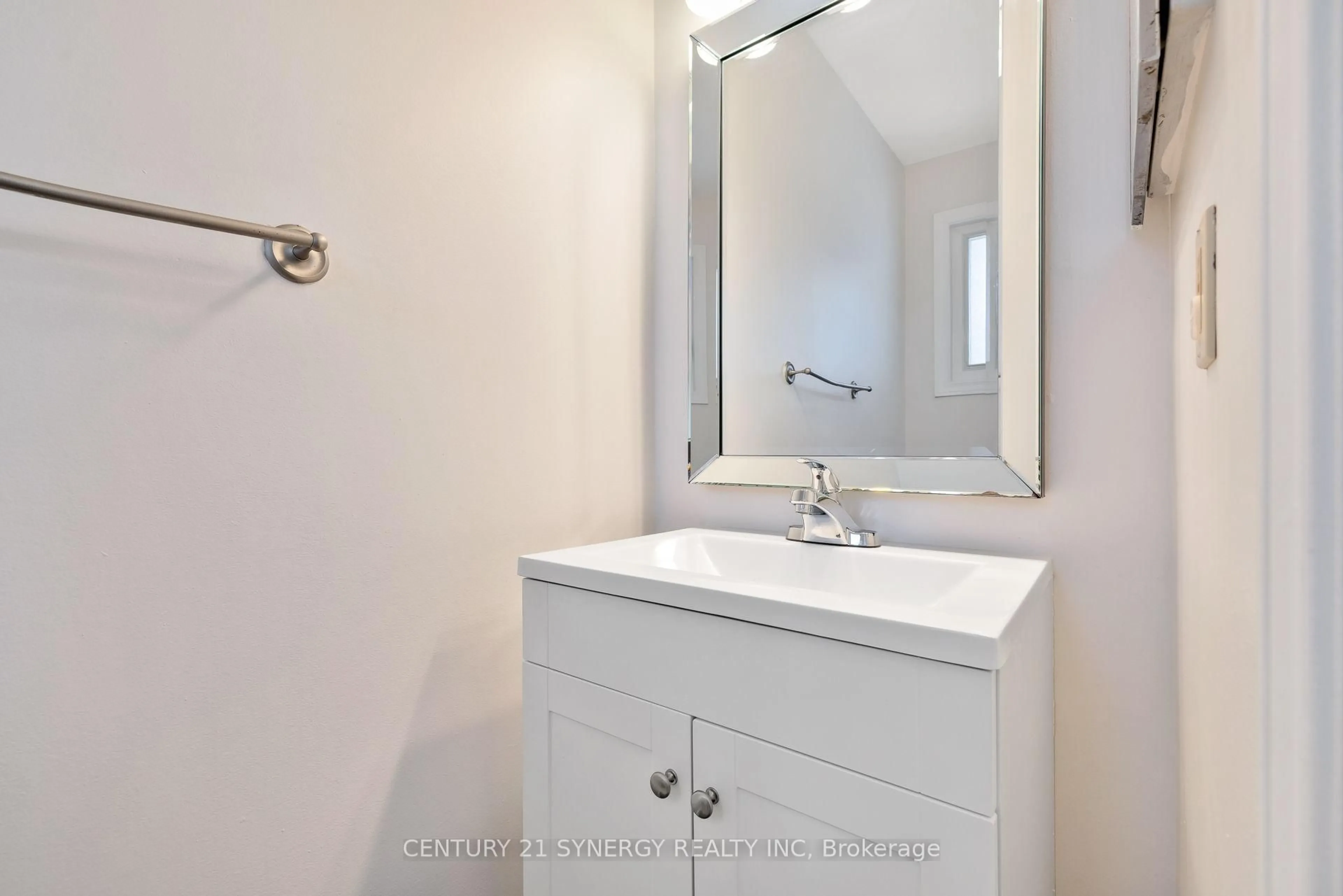 Standard bathroom, ceramic/tile floor for 861 KARSH Dr, Ottawa Ontario K1G 4T9