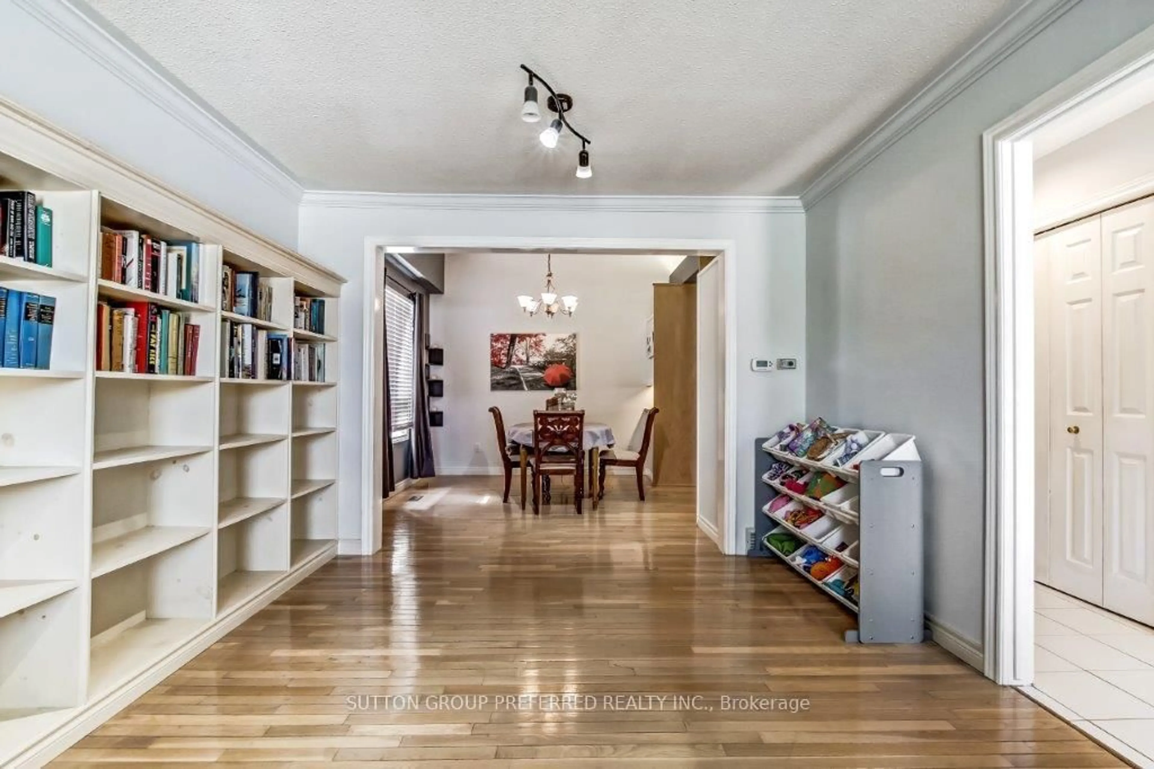 Indoor foyer for 296 Bournemouth Dr, London East Ontario N5V 4S5