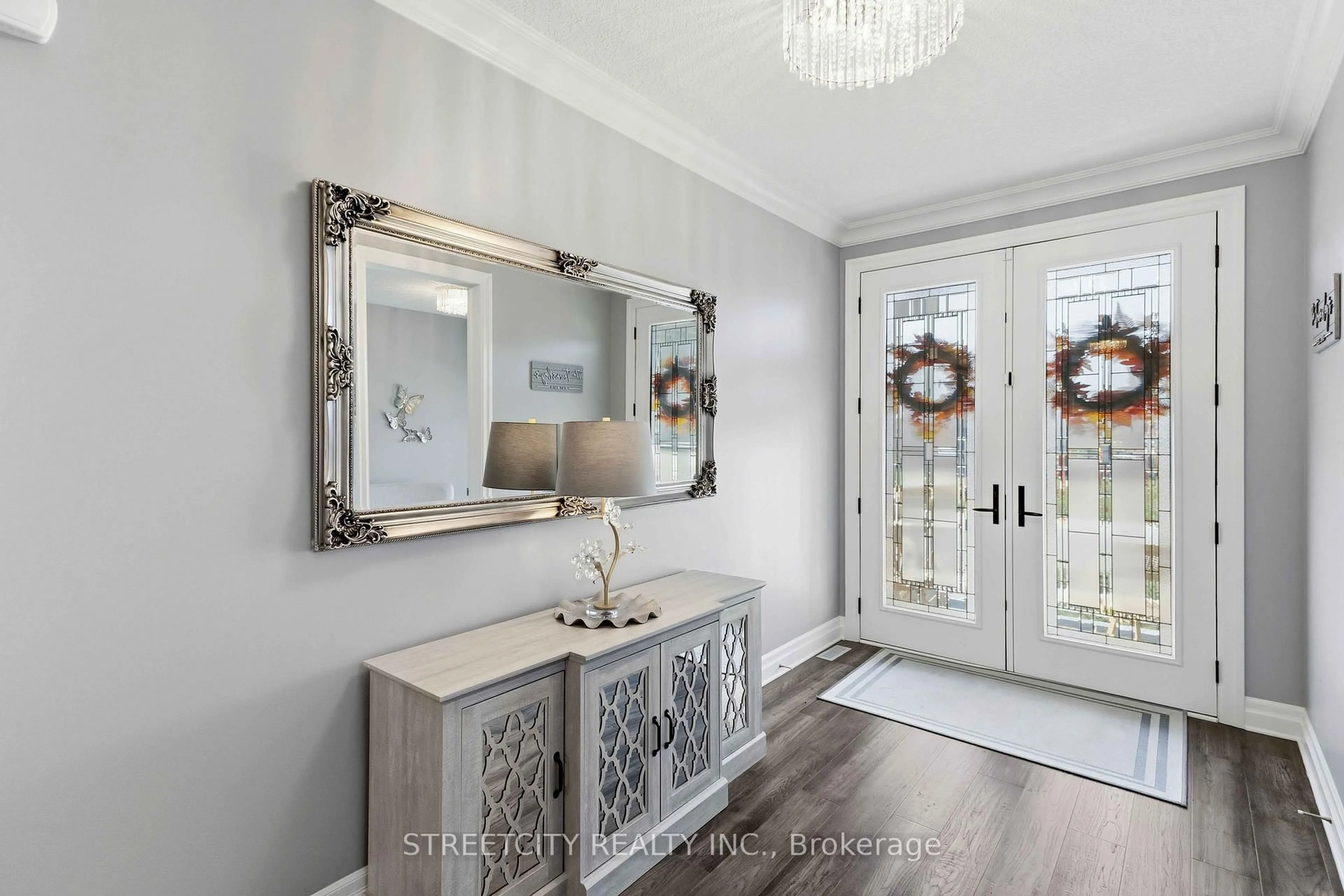 Indoor entryway for 1391 Medway Park Dr, London North Ontario N6G 0Z6