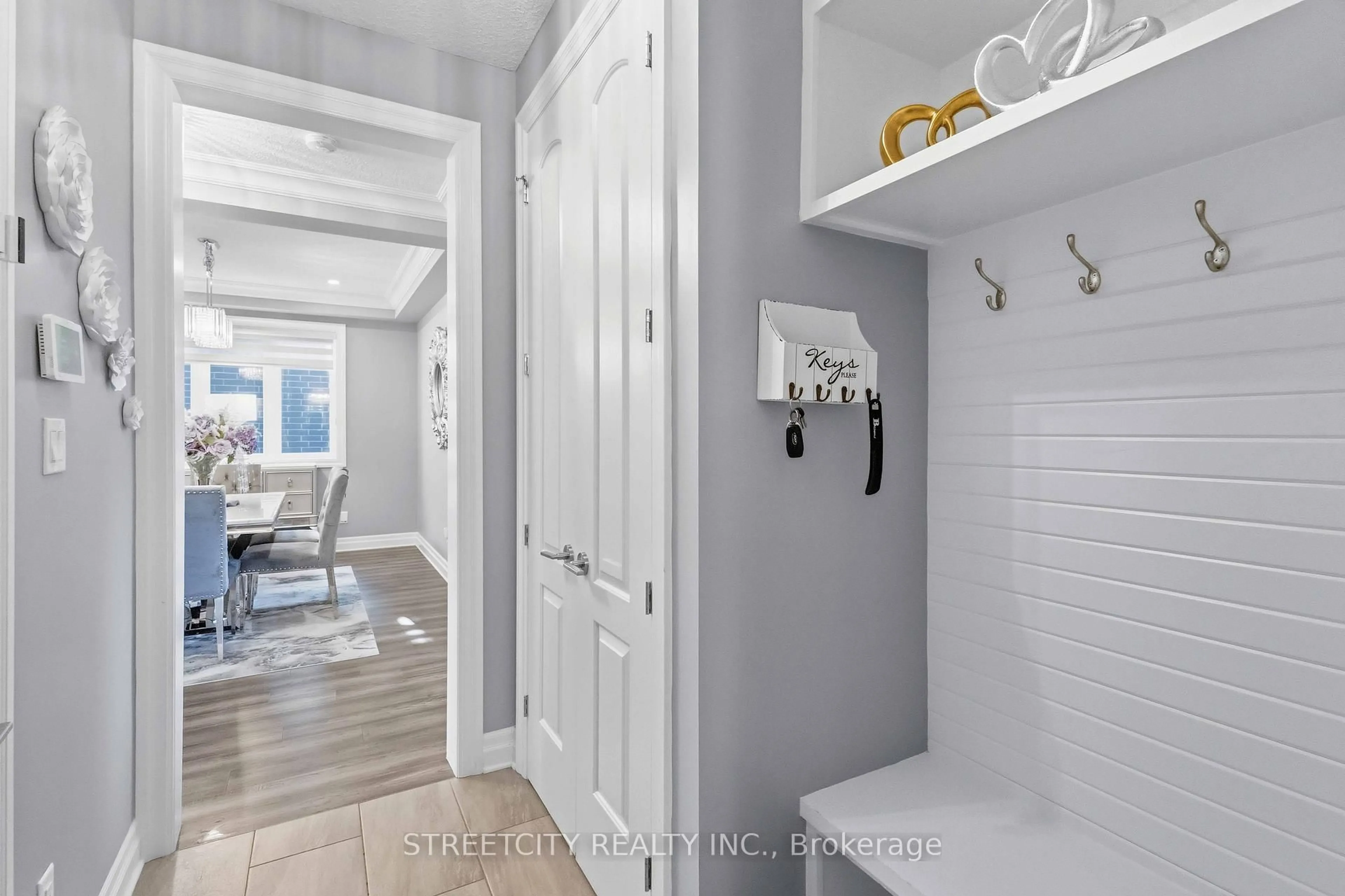 Indoor entryway for 1391 Medway Park Dr, London North Ontario N6G 0Z6