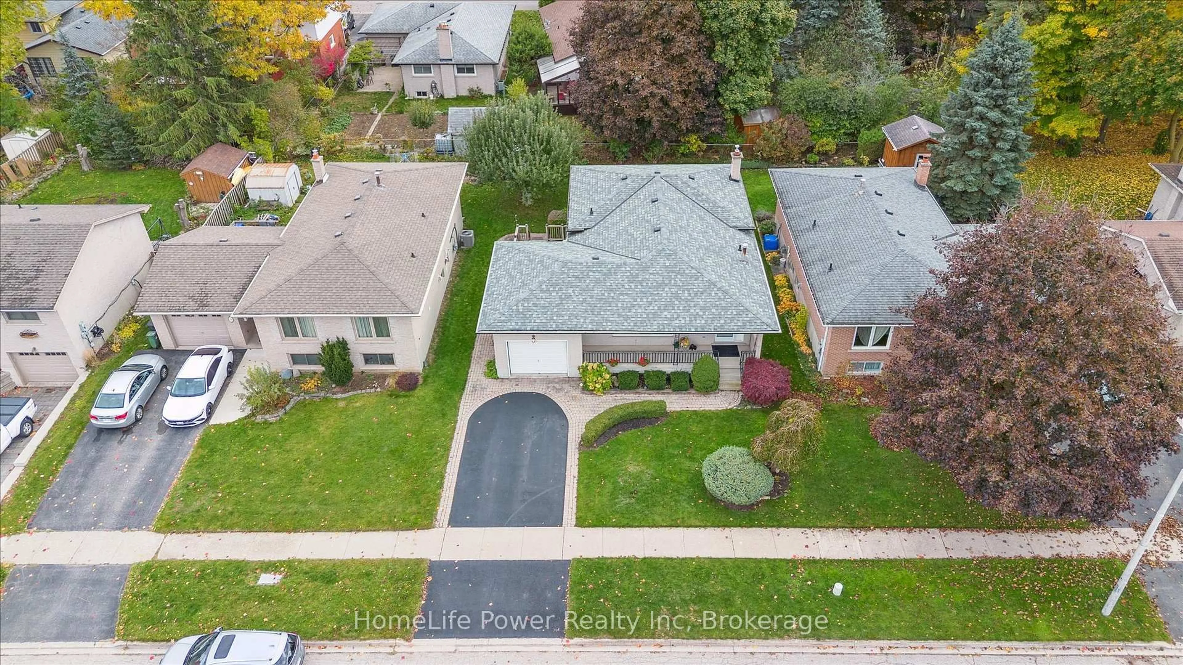 A pic from outside/outdoor area/front of a property/back of a property/a pic from drone, street for 28 Matthew Dr, Guelph Ontario N1H 7L7